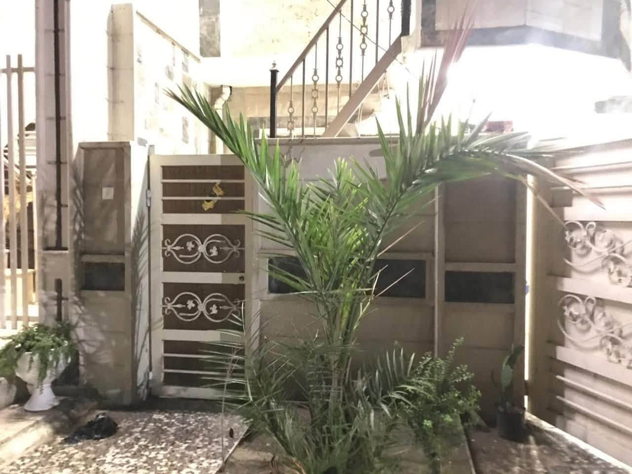 🏡بيت للبيع 📍في ضباط القاهرة في المنطقة المقابلة لمول القاهرة موقع جداً مميز وقريب ع الشارع العام مساحته ١٣٢ م  واجهة ٦ ونزال ٢٢ 

📌البيت يتكون من طابقين 
الطابق الثاني عبارة عن شقة معزولة بناء حديث تتكون من (صالة ومطبخ وغرفة وصحيات مع درج وباب معزول )
والطابق الارضي يتكون من (ثلاث غرف ومطبخ وصاله وهول 
وصحيات )

الاستفسار ع هذا الرقم

***********
