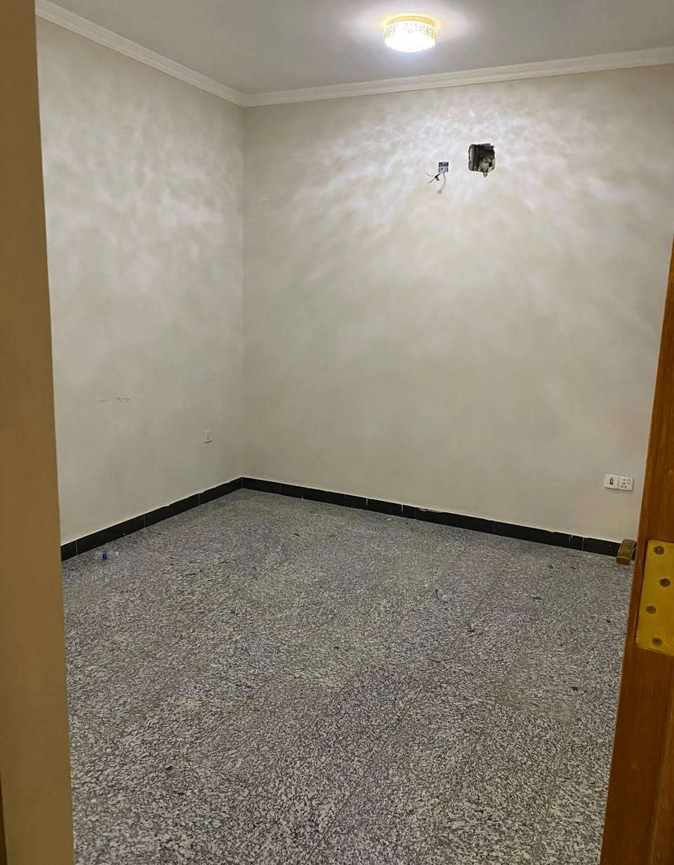 🏢 شقة للإيجار – زيونة / محلة 714
📍 الطابق الثاني – يوجد مصعد في البناية
تتكون من: غرفتين نوم + مطبخ + صالة + حمام
📞***********

📞***********
