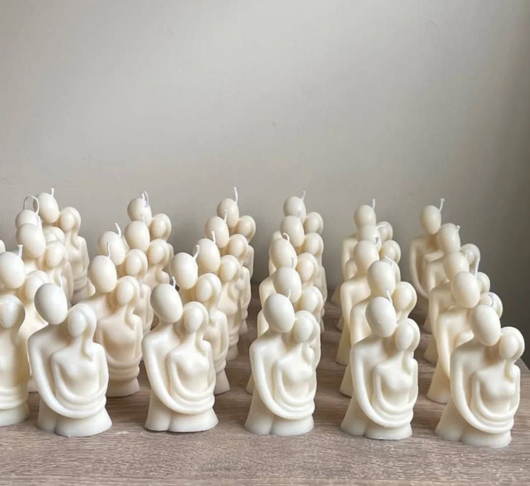 لحظة حب تدوم.. 
لأن التفاصيل هي اللي بتصنع الفرق، صممنا لكم قطعة فنية تجسد الدفء والاحتواء. شمعة "العناق" ليست مجرد قطعة ديكور، بل هي رمز للمودة في زوايا منزلكم.
• اللون: أبيض نقي يعكس الصفاء.
• التصميم: عصري وبسيط (Minimalist).
• مثالية لهدايا الزواج، أعياد الميلاد، أو لإضافة لمسة فنية لغرفتكم.


**إذا كنت صاحب هذا الإعلان وتريد حذفه لأي سبب، رجاءا أرسل رسالة إلى الدعم الفني**