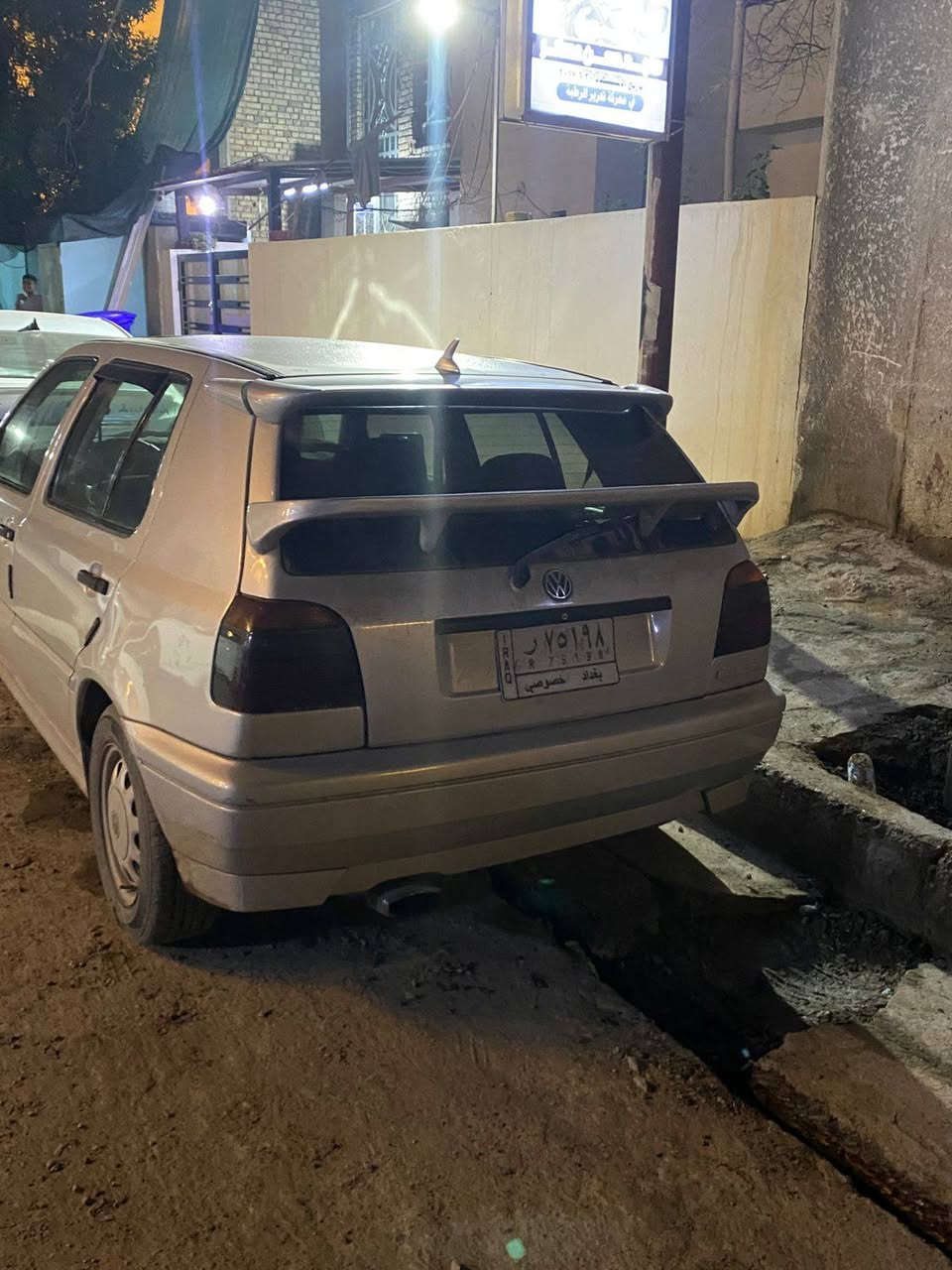 السلام عليكم شباب كولف موديل ٩٣ السياره مصبوغه حزام فتحه مكينه ١٨٠٠ اوتو خير من الله جاهزه صدر بريك صالنصه تايرات تخم تاير جاهزه من كل النواحي
ملاحظه الكير كل فتره يكوم يحرك ثالث كالولي برمجه يم الصقر بس اني عايفها لان كل فتره تجي عل مزاجها 🤣
سعر السياره ٤٧ وبيها مجال 
مكاني بغداد حي الجهاد 
***********
