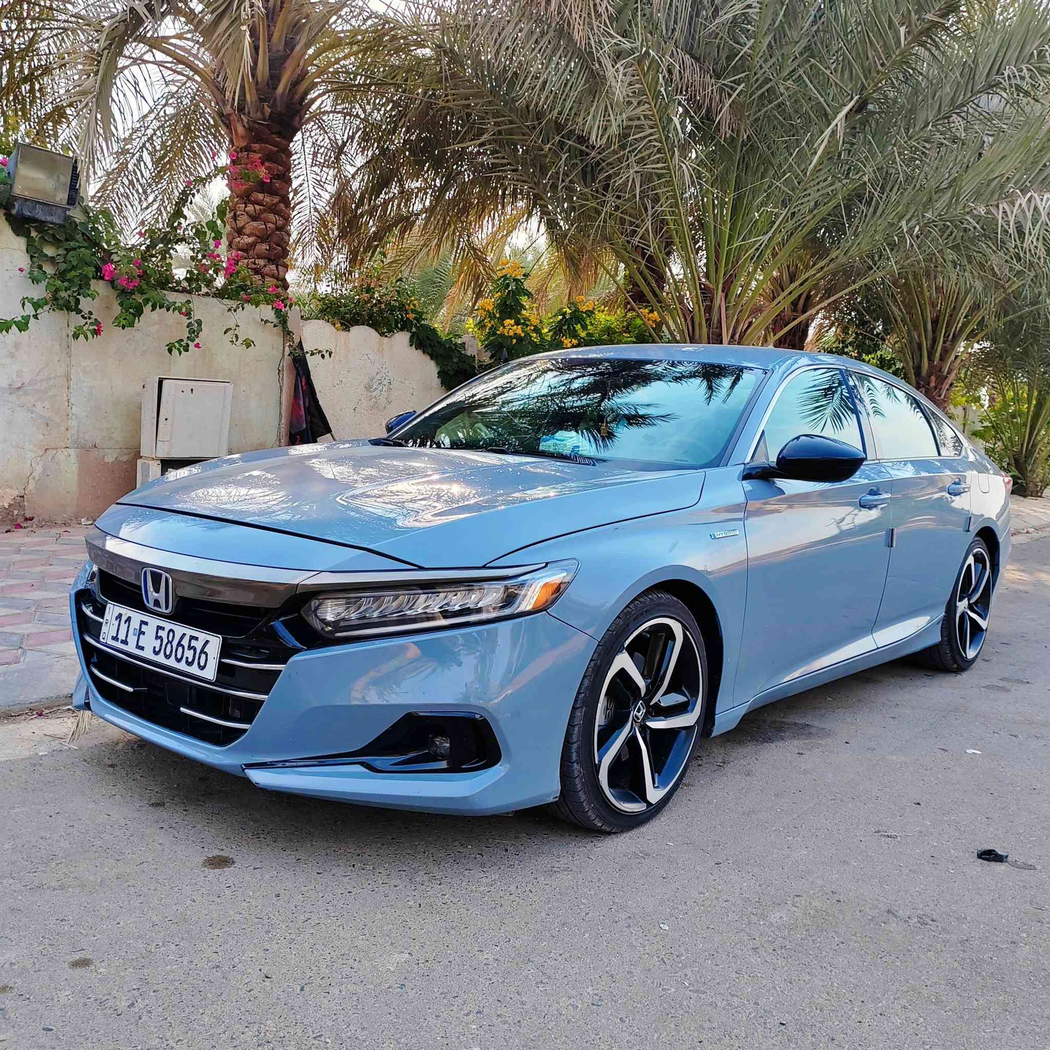 السلام عليكم
هوندا اكورد هايبرد سبورت ٢٠٢٢ 

سيارة جداً اقتتصاديه تفويلتها ٤٥ لتر 
نص جاملوغ خلفي کلیر من امریکا فقط
لون مميز 
سيارة كلشي بيها بلادي وما مبدل بيها اي قطعه
محرك 2.0L هايبرد 
 ماشیه 82 الف کیلو علی اید وحده 
 رادار امامي
محافظة على المسار 
قيادة شبه ذاتيه 
كشنات قماش وجلد 
كامره خلفية بثلاث وضعيات 
عدادات نصف شاشه 
كير دکم
٤ وضعيات قيادة (sport-Eco-normal-ev)
هاند بريك كهربائي 
وبعد هواي مواصفات 
السيارة مكانها دیالی الغالبیه 
للتواصل 
***********
***********
السعر ١٨6 
رقم بغداد
السنويه بأسمي تحويل ثاني يوم
