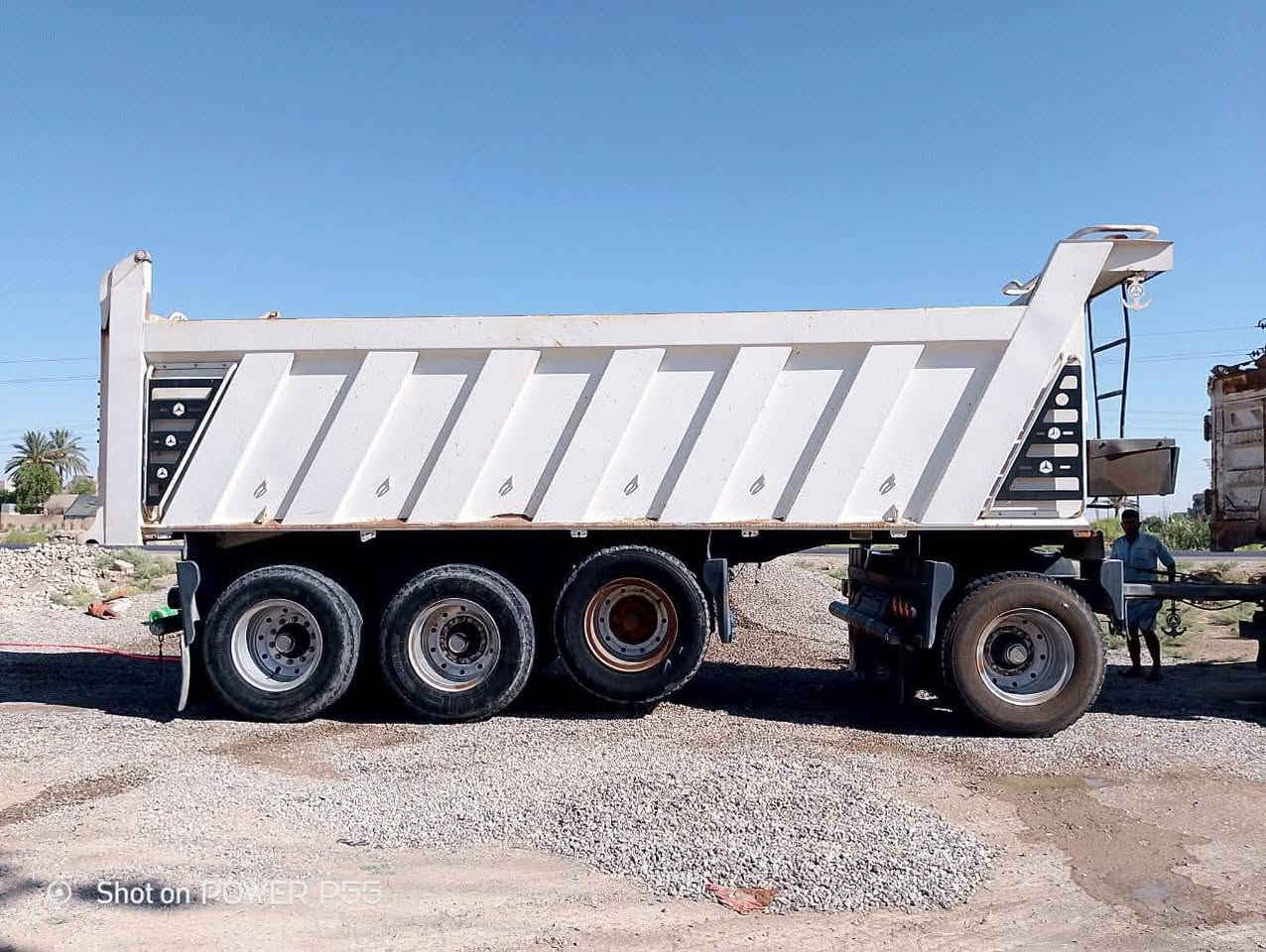 السلام عليكم مقطوره للبيع موديل ٢٠٢٣ أطول ٧٣٥. جك نساف. مقطوره جاهزه للشغل للاستفسار  ***********
