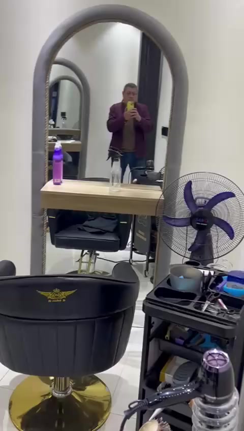 السلام عليكم ، للبيع 
معدات حلاقة رجالي نظيف جدا استخدام اقل الشهرين 
الكرسي الصغير السعر 150 وبي مجال 
الكرسي الكبير السعر 250 وبي مجال 
المرايات شغلهن طلب خاص يعني مو جاهز سعر المراية الوحدة 200 وبيهة مجال 
جهاز تنظيف البشرة جديد غير مستعمل السعر 300 وبي مجال
العنوان : بغداد الكرخ حي الجامعة للتواصل الرقم : *********** وموجود بي واتساب هم
