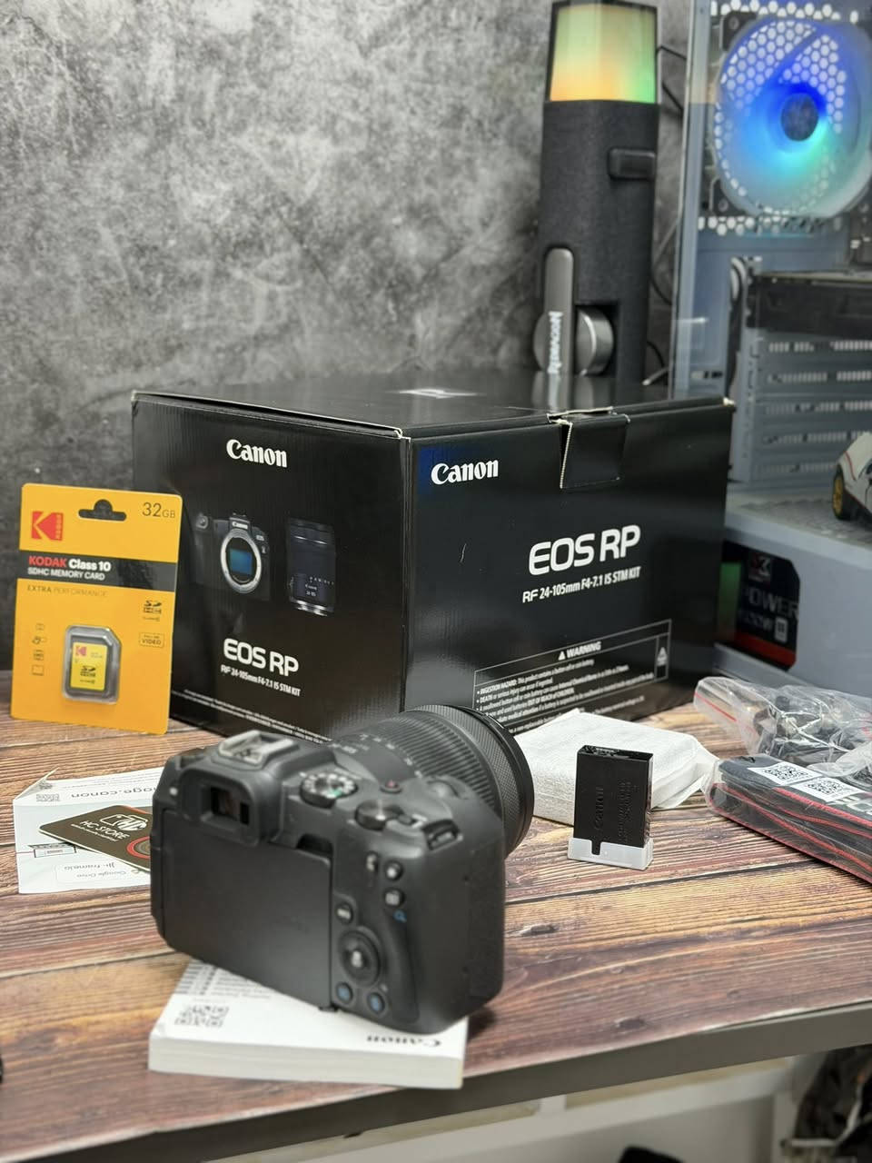 ⁨	📸 Canon RP Kit + عدسة 24-105mm الأصلية
فرصة مميزة لعشاق التصوير الاحترافي ✨
كامرة Canon EOS RP مع عدستها الأصلية بحالة شبه جديدة جداً — استخدام خفيف جداً.

🔹 الحالة: شبه جديدة (كل الملحقات أصلية ولم تُستخدم)
🔹 عداد الشتر: فقط حوالي 100 لقطة 🔥
🔹 نظافة عالية جداً

🎁 الملحقات:
• الكرتون الأصلي
• الشاحن الأصلي
• الحزام الأصلي
• البطارية الأصلية
• كتيبات التشغيل
• رام 32GB هدية 🎁

⸻

⚙️ المواصفات:

✅ حساس فل فريم بدقة 26.2 ميگابكسل
✅ تصوير فيديو 4K
✅ شاشة لمس متحركة بالكامل
✅ نظام فوكس احترافي Dual Pixel
✅ تصوير مستمر سريع
✅ حجم خفيف ومثالية للتصوير والسفر
✅ واي فاي وبلوتوث لنقل الصور بسهولة

⸻

💰 سعر الجديد بالسوق: 1,275,000 دينار
🔥 سعرها يمي فقط: 1,125,000 دينار

🚚 توصيل مجاني لجميع المحافظات

📩 للحجز أو الاستفسار مراسلة الصفحة خاص⁩


**إذا كنت صاحب هذا الإعلان وتريد حذفه لأي سبب، رجاءا أرسل رسالة إلى الدعم الفني**