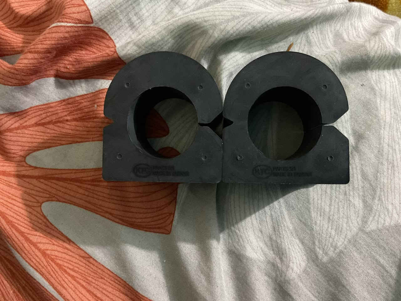 لاستيكات للبيع المادة: مصنوعة عادة من مواد عالية المتانة لمقاومة الأحمال الديناميكية والظروف الجوية.
الوظيفة: تقليل الضوضاء والاهتزازات في نظام التعليق، وتحسين ثبات السيارة.
التوافق: مصممة خصيصًا لتناسب قضيب التوازن الأمامي.السعر ٣٥ وبيهة مجال 
الاتصال : ***********
