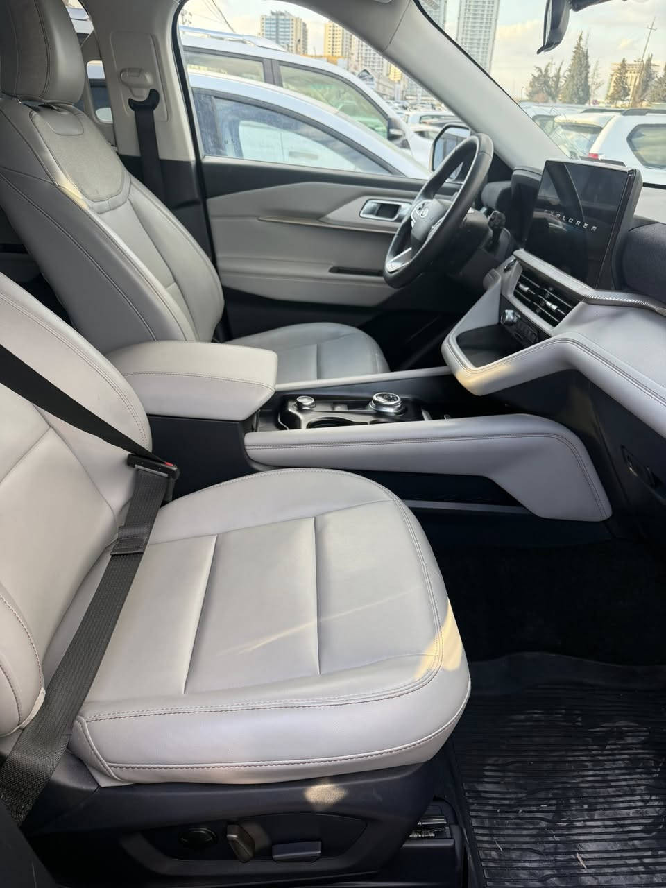 السلام عليكم ورحمة الله وبركاته 
🚗Ford explorer Active 4WD
وارد أمريكى شكل جديد
الموديل:2025شكل جديد
اللون:سمنتي مرغوب
المسافة المقطوعة 6000mil
حالة السيارة:بدون صبوغ بدون تبديل ايرباك ستيرن مرجع بيلادي
ملاحظة:السيارة بس الدعامية مبدل لايتات راديتر كلش بيلادي بشرط 
الموصفات
بصمة تشغيل
شاشة إلكترونية 
2كشنات كهربائية 
كشنات تدفئة
7 راكب
داخل بيج مميزة 
ويل 20ئينج
صور حادث و رقم شاصي موجودة
1FMUK8DH0SGA45326

☎️***********☎️
