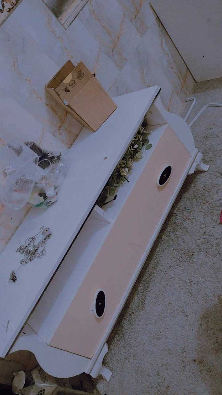 غرفه نوم تركي بيع مستعجل كلشش 7 قطع التخت حديد تزكام ميز بلازمه كنتور بي تقطيعات كلش هواي وخدمي سعر 175 رقم تلفون ***********
