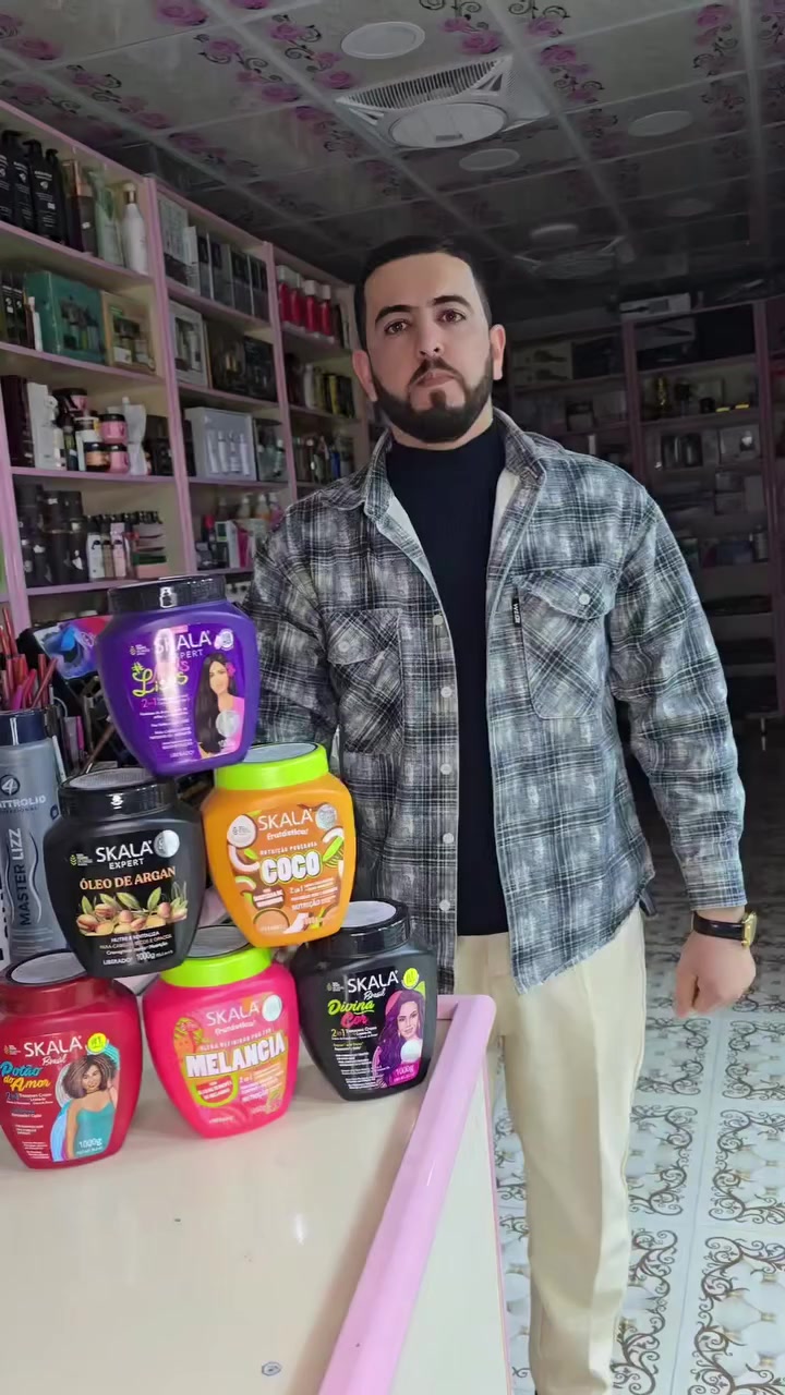 ماسك وليف ان من سكالا العالمي 💯🖤

كل الأنواع  خالية من السلفات، البارابين، السيليكون، والزيوت المعدنية، مما يجعله آمناً جداً وصحياً للشعر.
• نباتي 100% (Vegano): لا يحتوي على مكونات حيوانية ولم يُجرب على الحيوانات.
• الحجم: العبوة كبيرة جداً (1 كيلو جرام)، مما يجعلها اقتصادية وتدوم طويلاً.
طريقة الاستخدام
• كـ ماسك: ضعيه على شعر نظيف ومبلل، اتركيه لمدة 3 دقائق ثم اشطفيه جيداً. (لنتائج أفضل يمكن استخدامه مع غطاء حراري لمدة 15 دقيقة).
• كـ كريم تصفيف: ضعي كمية قليلة على خصلات الشعر المبللة ووزعيها بالتساوي، ثم قومي بتصفيفه كالمعتاد ولا تغسليه.

للحجز والاستفسار يرجى مراسلتنا واتساب ***********

يوجد توصيل لجميع محافظات العراق
