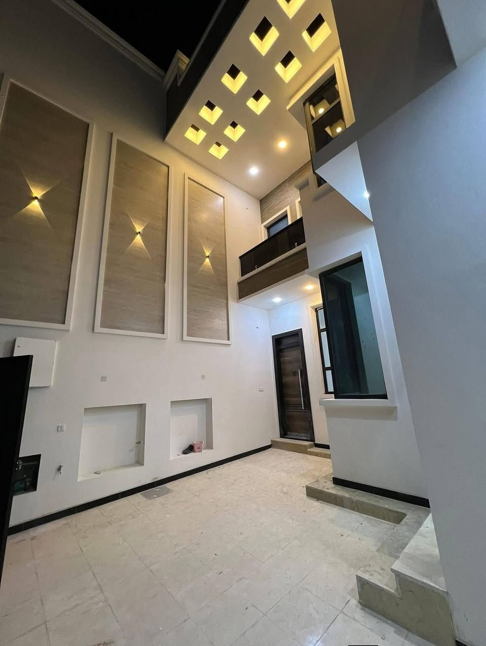 دار سكن فاخرة للبيع

المساحة: 207 متر
عدد الطوابق: طابقين
نوع الطابو: طابو صرف

✨الموقع:
الديوانية – حي الفرات
على شارع بعرض 15 متر، موقع ممتاز وسهل الوصول

دار سكن بناء حديث جدًا بواجهة عصرية أنيقة،
تنفيذ شغل كونكريت مسلح درجة أولى وبمواصفات عالية الجودة.
✨ دار مثالية للسكن العائلي تجمع بين التصميم العصري، جودة البناء، والموقع المميز.

           ✨               تفاصيل الطابق الأول:             ✨

غرفتين نوم

صالة واسعة

استقبال أنيق

مطبخ عملي

مناور عدد (2)

حديقة داخلية مع شلال يضيف لمسة جمالية مميزة

صحيات داخلية وخارجية

          ✨             تفاصيل الطابق الثاني:            ✨

غرفتين نوم (سويت)

صالة

سطح واسع

🔹 العرض حصريًا لدى #مكتب_علاء_الخالدي_للعقار

عنوان المكتب:
الديوانية – حي الفرات – شارع الصب

📞 للاستفسار:
مراجعة مكتب علاء الخالدي للعقار
أو الاتصال على الرقم: ***********
