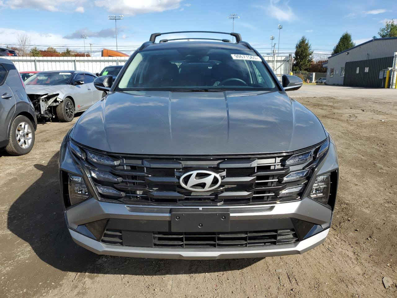 السلام عليكم ورحمة الله و بركاته .. 

🚗 ((  هيونداي توسان )) 
📌 الموديل : 2025
📌 المسافة :  26.800 ميل
📌 الضرر :  نهاية السيارة الخلفية 
📌 اللون : رصاصي غامق
📌 مفاتيح السيارة : متوفرة 
📌 المحرك :  4 سيلندر
📌 رقم الشاصي : 5NMJCCDE3SH585243
📌 موعد المزاد : الاثنين (5-1-2026) 
                       الساعة 6:00 مساءا 

⭕أبرز المواصفات والميزات:⭕

#المحرك_والأداء:
• المحرك التيربو: 1.6 لتر 4 سلندر، 180 حصان، 265 نيوتن متر عزم، مع ناقل حركة 7 أو 8 سرعات أوتوماتيكي، ودفع أمامي أو رباعي.
• المحرك الأكبر: محرك 2.5 لتر، 187 حصان، مع ناقل حركة 8 سرعات، ودفع أمامي أو رباعي.
• خيارات هجينة: تتوفر خيارات هجينة (HEV) وهجينة قابلة للشحن (PHEV) بقوة أعلى وكفاءة أفضل، كما توضح يقدم موقع موتري. 

#المقصورة_والتكنولوجيا:
• شاشات: لوحة عدادات رقمية وشاشة لمس مركزية بقياس 12.3 بوصة.
• اتصال: Apple CarPlay و Android Auto لاسلكي (في الفئات الأعلى)، منافذ USB-C، وتحديثات عبر الهواء (OTA).
راحة: مقاعد قماش أو جلد (حسب الفئة)، تبريد للمقاعد الأمامية (في الفئات العليا)، مكيف أوتوماتيكي مزدوج التحكم، وفتحة سقف بانورامية. 

#الأمان_والسلامة:
• وسائد هوائية: 8 وسائد هوائية.
• مساعدات السائق (ADAS): مثبت سرعة تكيفي، نظام تفادي الاصطدام الأمامي، نظام تتبع المسار، وكاميرات 360 درجة (في الفئات العليا). 

#التصميم_الخارجي:
مصابيح أمامية وخلفية LED، جنوط مقاس 18 أو 19 بوصة، وباب خلفي كهربائي يعمل بدون استخدام اليدين (في الفئات الأعلى). 
ــــــــــــــــــــــــــــــــــــــــــــــــــــــــــــــــــــــــــــــــــــــــــــــــ
⭕ مكتب شركة نجوم اربيل ⭕
العنوان : الشوملي - مقابل بنزين خانة - عمارة احمد جاسم صاحب - الطابق الثاني 
✆ ‏‪‏‪***********‬‏
اهلا وسهلا بكم 🚗
