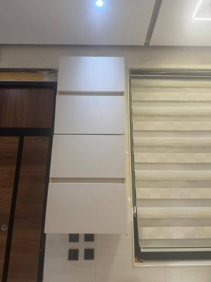 مطبخ حديث للبيع بحالة ممتازة
الخارجي HDF 
والداخلي MDF 
متين وعملي وعالي الجودة وضد الماء 
نظيف جدا واستعمال خفيف

ملاحظة : البيع للمطبخ فقط بدون الطباخ والأجهزة الكهربائية

السعر: ١٥٠٠ مليون ونص 
للاستفسار: *********** 
المكان بغداد الكاظمية الطي
