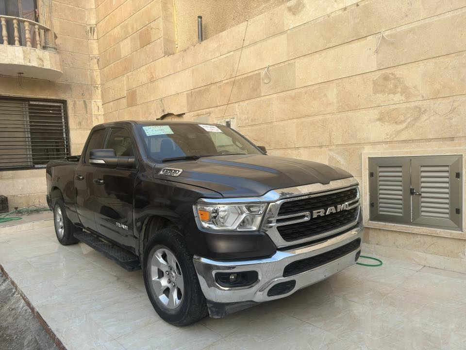 RAM بك هورن للبيع
2022
للتواصل اتصل على الرقم *********** 
بدي قصير باب قصير 
8 سلندر 

تتميز رام 1500 بك هورن (Big Horn) "باب قصير/كابينة طاقم (Crew Cab) أو كابينة ممتدة (Quad Cab) مع بدي قصير" بمحرك هيمي 8 أسطوانات سعة 5.7 لتر بقوة 395 حصانًا أو محرك بنتاستار V6 سعة 3.6 لتر، مع ناقل حركة أوتوماتيكي 8 سرعات. تشمل المواصفات الشائعة دفعًا رباعيًا/خلفيًا، مصابيح LED، بدي قصير مخصص للأداء والعمل.
