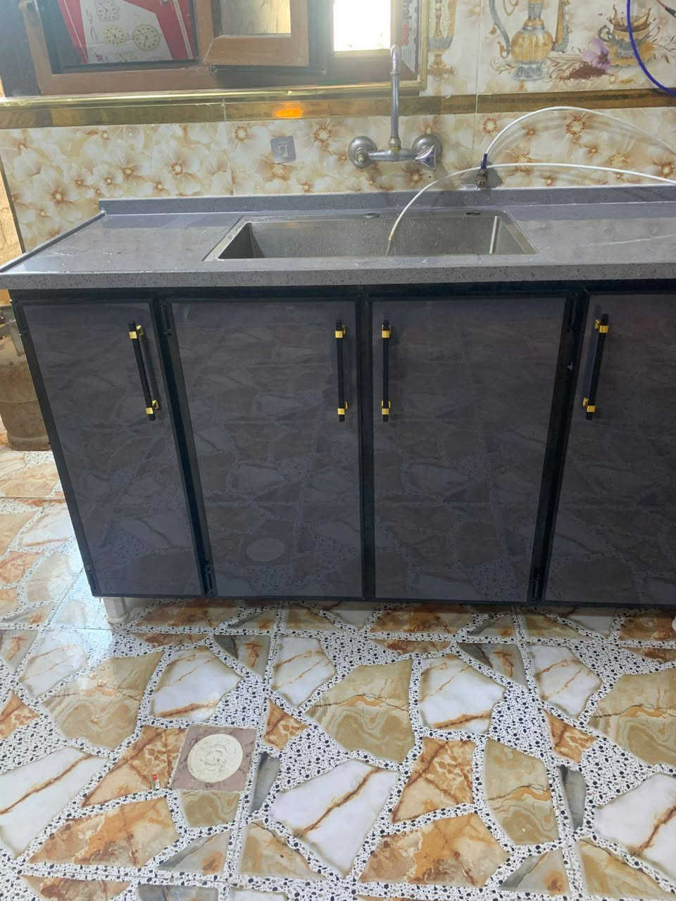 تم انجاز مطبخ في حي الجمعيه في مدينه القائم   حسب طلب الزبون  وحسب المواصفات المطلوبه مواد وعمل درجه اولى من معمل الأخوين  وبانسب الأسعار   العنوان الانبار القائم مقابل مركز الشباب هاتف ***********
