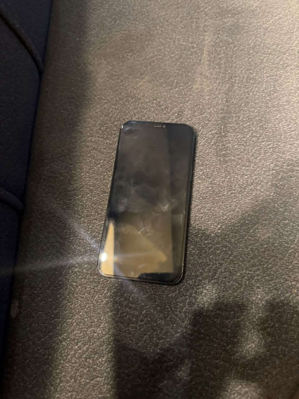 السلام عليكم شباب ايفون 12pro max ذاكره 265 البطارية 82حقيقة مبدل ضهر فقط السعر 425 مكان بغداد الجديدة للاتصال ***********
