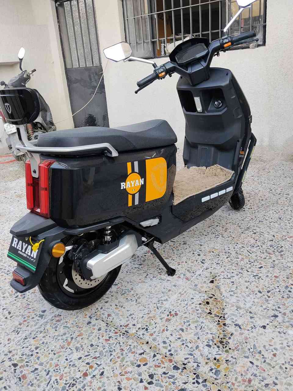 السلام عليكم دراجة الريان وحش الكون ال 
لون اسود ملكي مستخدمه شي قليل كلش اخت الجديده ماشيه اقل 200 كيلو 
السعر 950 وبيها مجال قليل 
العنوان بغداد 
الرقم ***********
