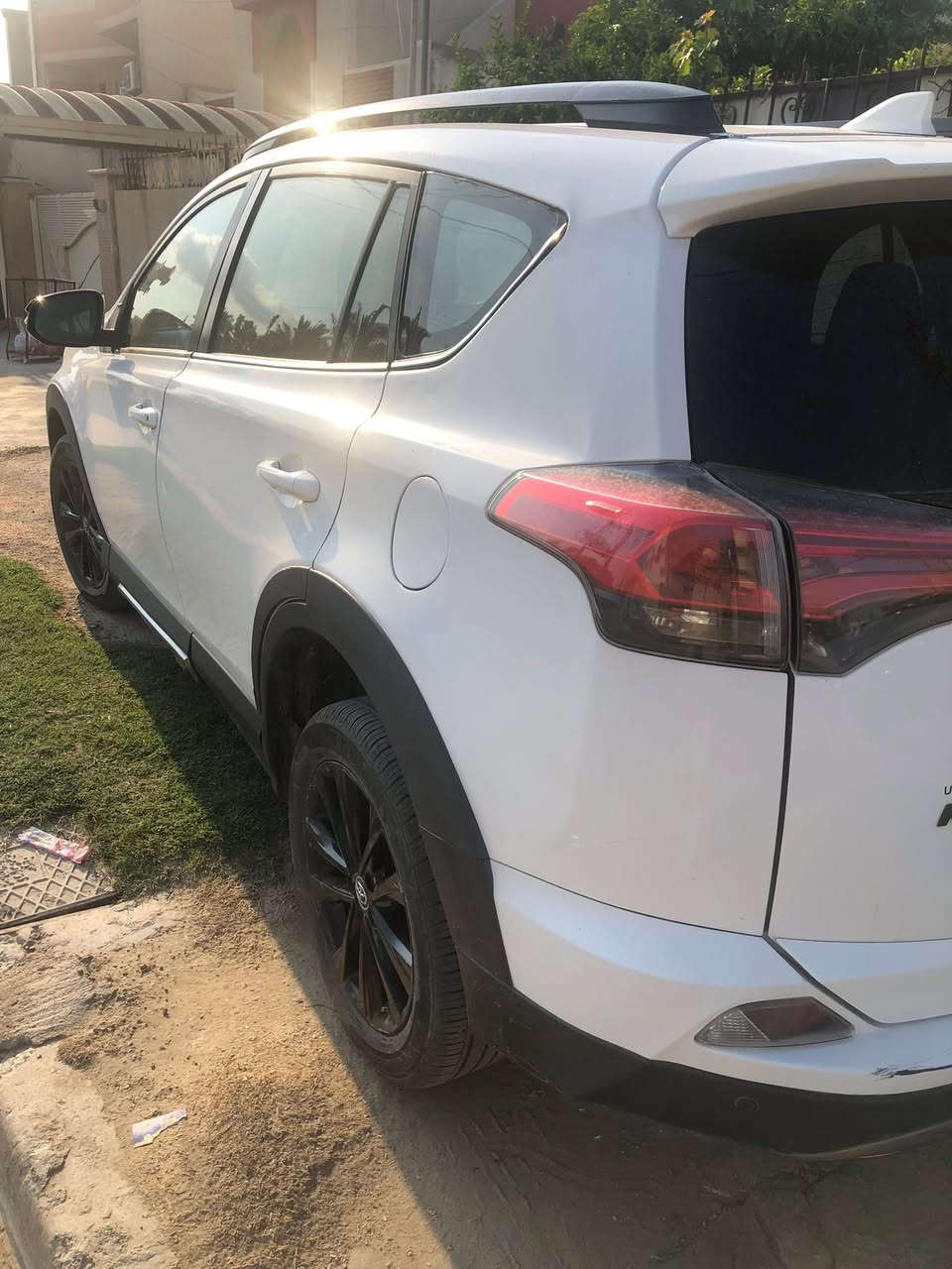 RAV  4
موديل ٢٠١٨ مواصفات( ادفينجر )
مواصفات اعلى من XLE  حساسات امامية خلقية قوة وعزم بالمحرك تختلف عن الباقي 
حادثها تبديل الباب خلف السائق
وموضح بالصورة مع بعض التعديلات 
ماشية تقريبا ١٣٠ الف كم لم يتم تصليح اي قطعة بالمحرك منذ شرائها ولحد الان سوى تبدل الاطارات او تصليحات بالصدر 
معروضة ١٨٥ روقة بيها مجال 
ملاحظة مرقمة اربيل متواجد في بغداد


**إذا كنت صاحب هذا الإعلان وتريد حذفه لأي سبب، رجاءا أرسل رسالة إلى الدعم الفني**