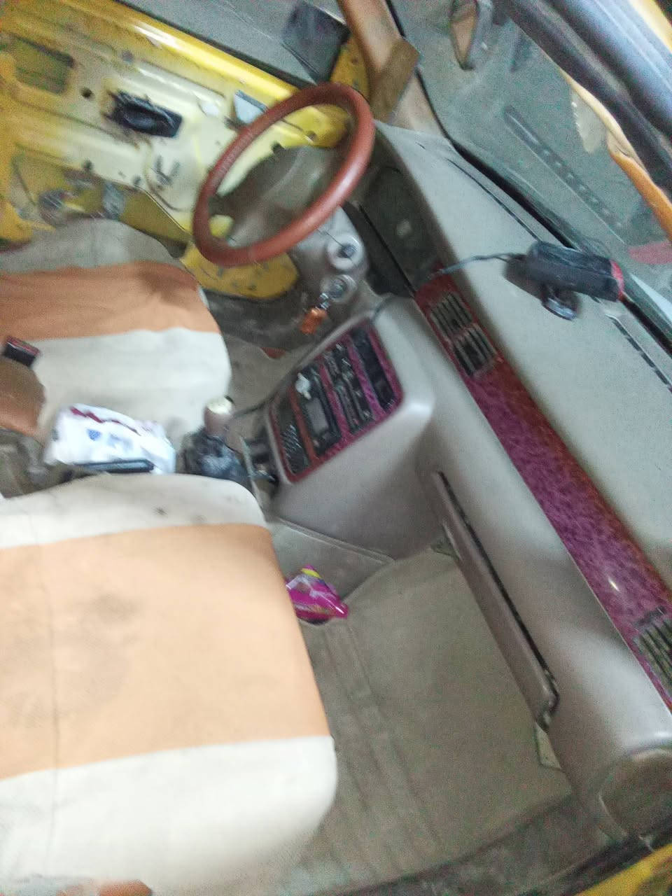 السلام عليكم سياره البيع موديل ٢٠١١
السعر٢٠ وبيها مجال اللتصال ***********
