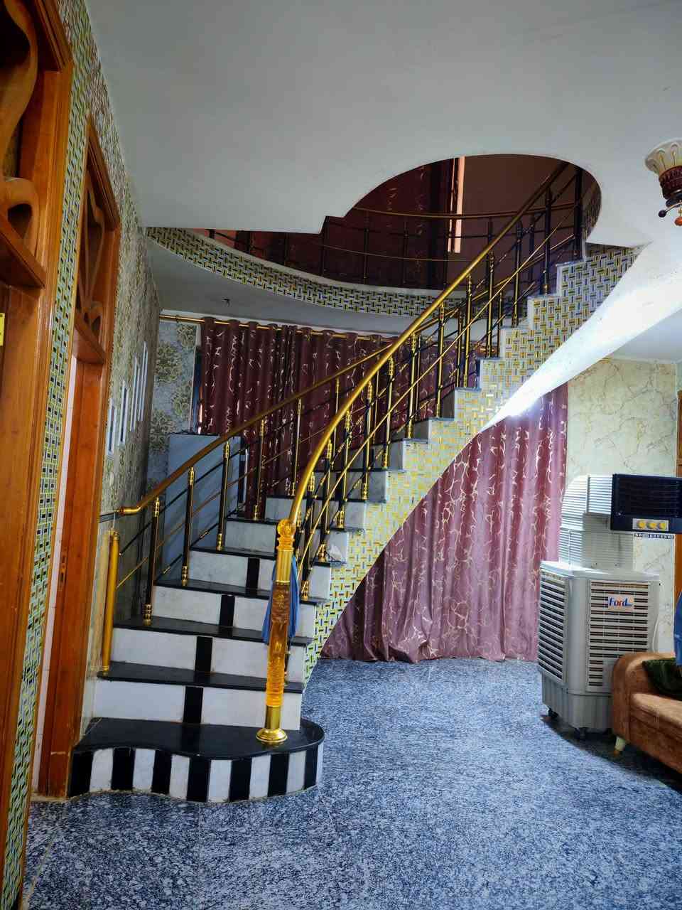 بيت مساحته 200متر طابقين بناء طابوك صب طابو زراعي سند25
العنوان ورديه شارع 30 الخدمي الذي يربط بين الحولي والسكه كل الطرق  توصل اله وطريق اخر نزله سعد بيجو عبر السكه هواي طرق اله  بيت فول
يتكون من غرفه كلدور صاله مطبخ مجمع صحيات داخلي وخارجي مع كراج وحديقه وفوك ثلاث غرف وكلدور 
مكتب وعقارات الوارث
***********
