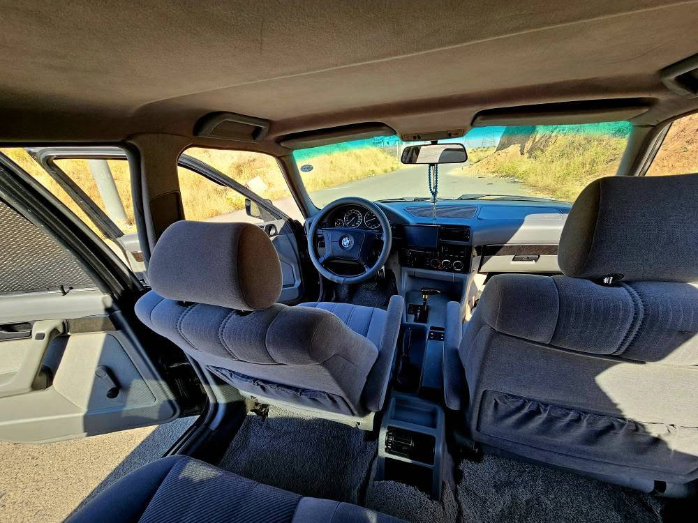 BMW 525i.  V6
موديل1991
سنوية جديد محرك كبس بشرط 
سيارة كفالة عامة من محرك وكير اوتامتيك وكلشي 
تبريد ثلج منضومة كاملة 
سيارة بدون دعمة صبغ جمالية فقط.
مكينه((6 سلندر مسكر جتال)) نشاط جدا قوي.
رقم سليمانية جديد سنوية لحد الـ 2030 فراغة وكالة
للتواصل:*********** السليمانية, العراق

