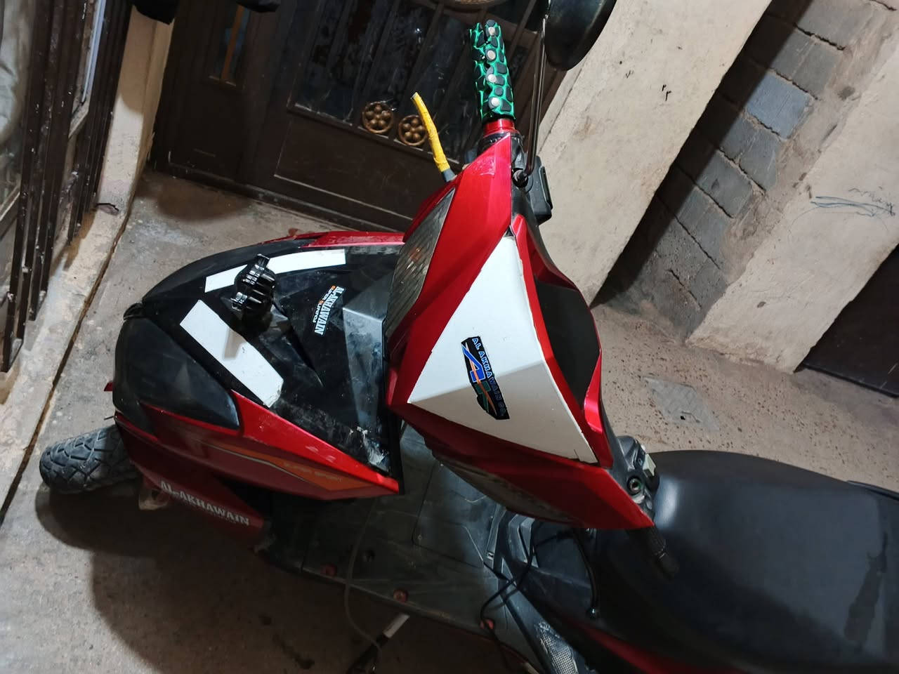 سلام عليكم درجه سكنس للبيع موديل 2024  درجه بطارياته فول عل فحص  يقرن 11  ونص والله كدمكم  درجه نضيفه بس من جهة يسار شويه كفر ودوسه مكسور والله ماخاسله مطينه شويه تخلخلات بصيطه والباقي كله نضيف  مكاني  فلوجه حي نزال  وسعر (400) بيه مجل بسيط  موجود عل خاص وهذ رقم(***********)بيك خير ودلل وبيه جوزه طفيه تغسل موطر من جوه لل فوك  بل ماي ما عليه اي شي كلشي شغال حساسات   اشاير لايت
