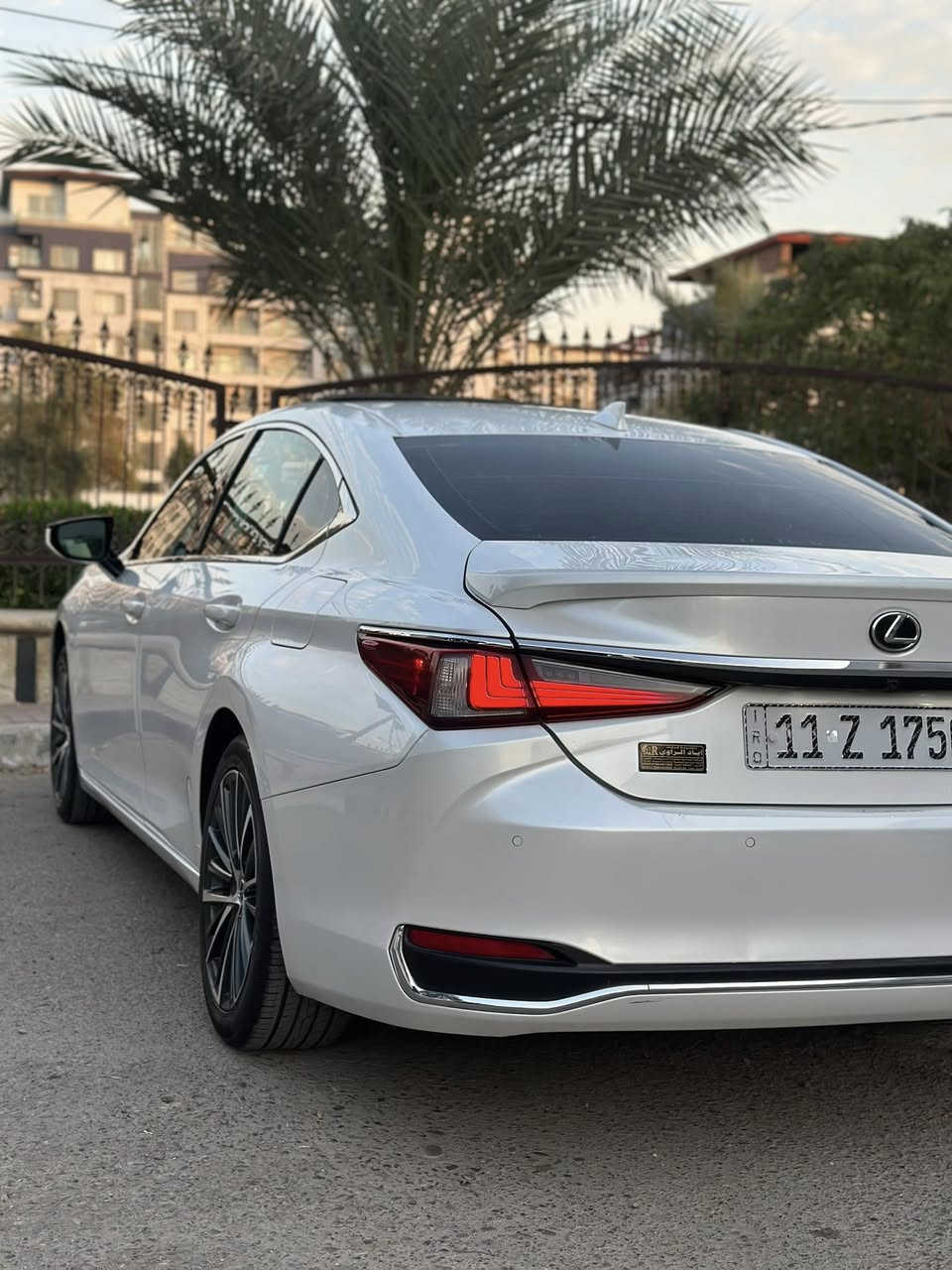 ⸻

🚨🔥 – للبيع فقط Lexus ES 300h فل أوبشن 🔥🚨
وارد امريكي حادثه جاملغ وبنيد سطحيات جدا 
إذا تدور فخامة + هيبة + صرفية قليلة بنفس الوقت… هاي هي 👌

✨ هايبرد اقتصادي جداً (توفر بنزين بشكل ملحوظ)
✨ لون أبيض لؤلؤي يخبل
✨ داخلية جلد فخمة ونظيفة
✨ فتحة سقف
✨ شاشة كبيرة + كامره خلفية
✨ حساسات أمامي وخلفي
✨ أضوية LED مميزة
✨ جنوط وكالة سبورت

🚗 السيارة نظيفة جداً استعمال مرتب
🛠️ ما تحتاج ولا فلس صرف
📋 الفحص متاح بأي مكان وتحت أمرك
💎 سيارة راقية تناسب الشباب والعوائل

💰 السعر: (260$)
📍 الموقع: (بغداد)
📞 والاستفسار خاص أو اتصال: (***********)
