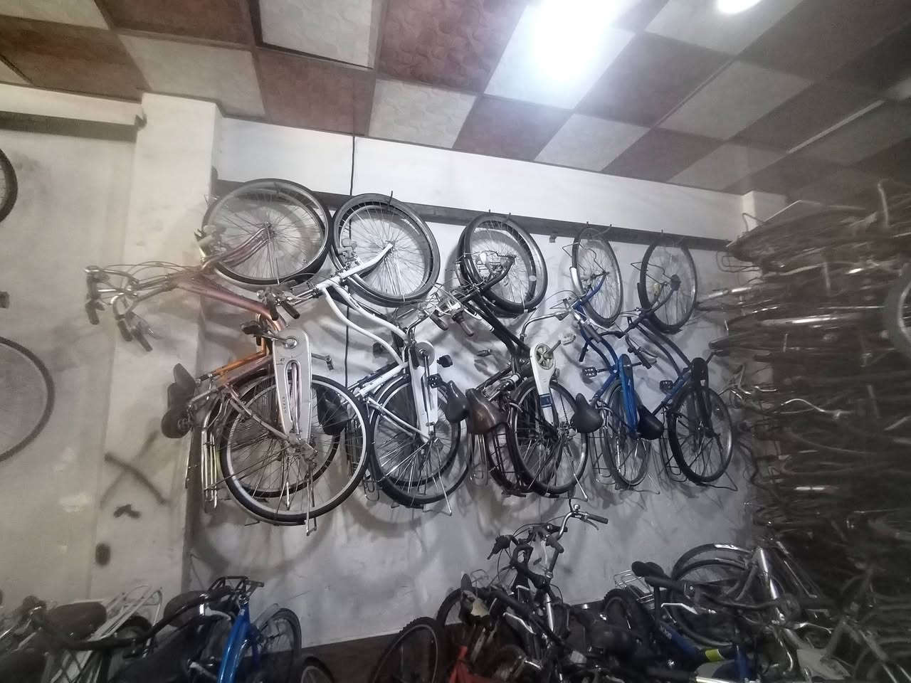 يعلن مجمع مصطفى للدراجات اليابانية البالة عن وصول احدث الدراجات اليابانية والاوربيه العنوان كركوك القادسية الثانية شارع ابو وليد رقم الهاتف *********** علما انه يوجد تبديل القديم بالجديد والبيع بالجمله والمفرد
