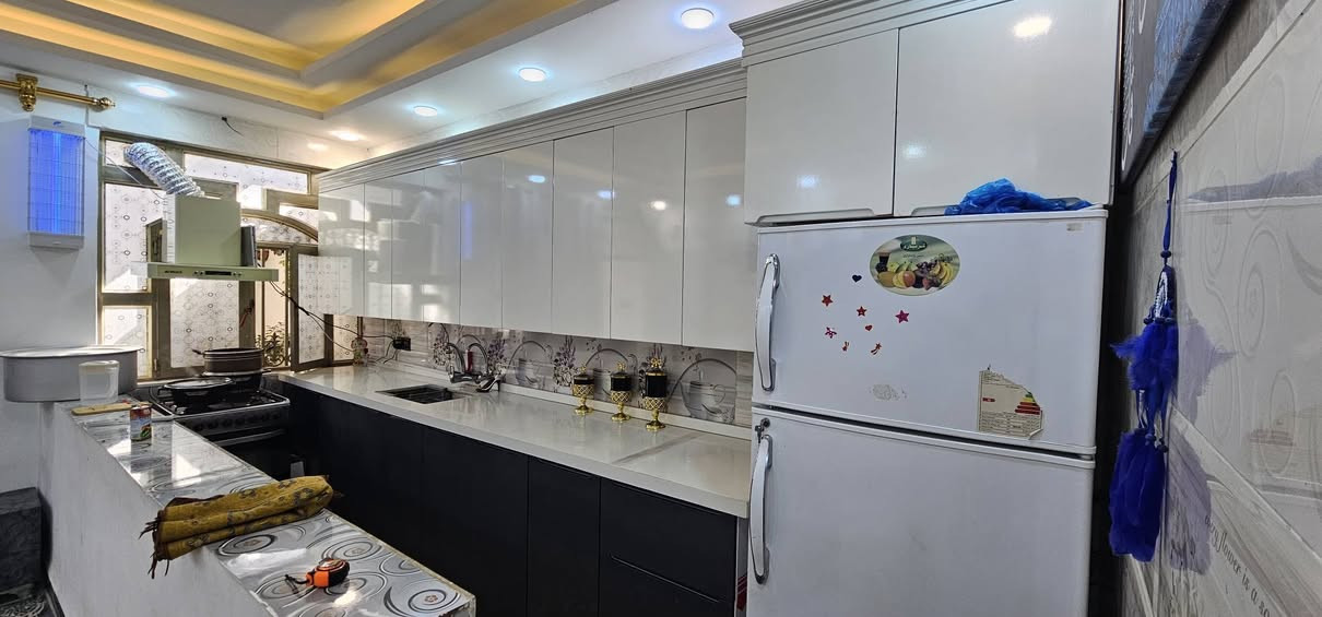 كاونتر hdf 
وجه خشب 
داخل المنيوم 
ركم PVC  داخل بواري خشب
المرمر اكوارتز الاصلي
الحوض سل ستيل + سلة 
البيبان فتحتهن هايدروليك مع 3 نورمايد 
المجرات شفط هايدروليك 
القياسات 🫴
الطول الارض 3 متر و60سم والعرض 60سم 
ارتفاع الملحق متر و10سم والطول 3 متر و60سم
ملحق الثلاجة ارتفاع 60سم العرض 84سم
فصلته ب2025 صار عليه مليونين و200 بس الله يشهد اريد اغير مكانه المطبخ وميصير بالمطبخ لازم افصل غيره 
سعره مليون و850 وبي مجال قليل 
***********
