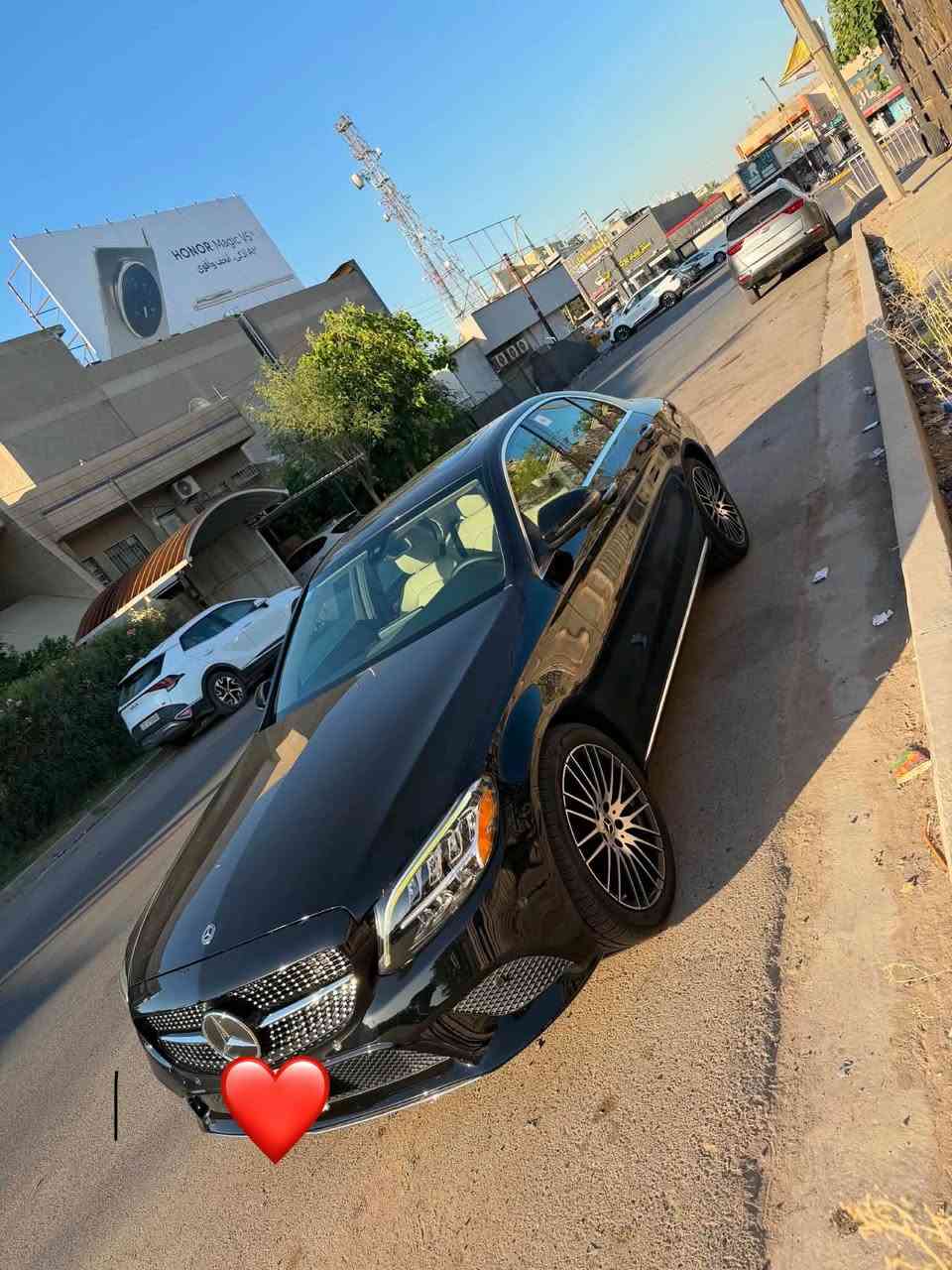 السلام عليكم 
للبيع 
مارسدس  
C300 
موديل 2021 
فول موصفات 
ماشيه 52 الف كيلو 
مكينه 2000 تيربو 
مغلفه PPF 
حادثها جاملغ خلفي معدل ومصبوغ وبيها قطعتين تبديل نفس لون بدون صبغ 
 بدون دواخل بدون ايربك 
صفر مسج 
رايدها ب 245
مكان بغداد الكرخ 
*********** بغداد, العراق
