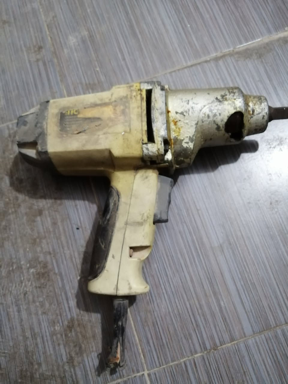 ألسلام عليكم متاح مسدس صبغ ٢٥ درين صغير ١٥ همر ٢٥ درين لقمه ٢٥ الكوت منطقة الفلاحيه الاتصال على الرقم ***********
