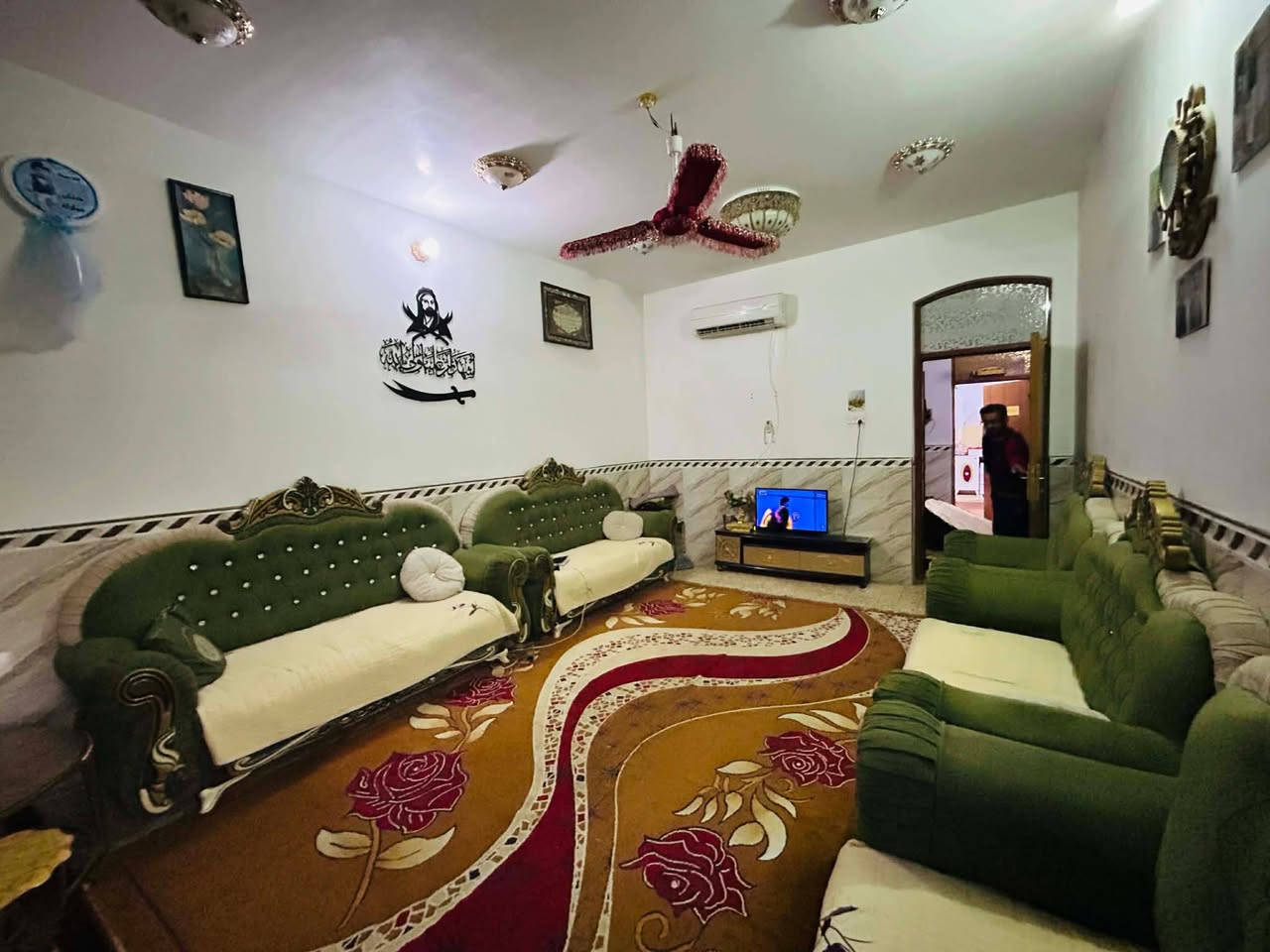 السلام عليكم .بيت للبيع طابو صرف العنوان الحمزة الغربي  في حي  الحسين العسكري  قرب ساحه تارتان تحسين قرب مدرسه كميل مقابل ساحه كرة القدم .موقع مميز  البيت ركن على شارعين مقابل ساحه .شارع امامي شارع عام تبيلط 10متر وشارع فرعي 7متر  .المساحه 170 الواجهة 15متر النزال 11متر البيت نضيف جدا يتكون من غرفتين نوم واستقبال وصاله ومطبخ حار وبارد وصحيات خارجيه...بناء حديث .طابوق والسقف صب كونكريت مسلح والكهرباء دفن . الطابق الثاني يوجد فيه مخزن ..جميع دواخل البيت كاشي ماعدا الطارمه والممرات سيراميك 
. البيت ملبوخ من الخارج بشكل كامل ..
 السعر مناسب جدا قياسا بأسعار البيوت الطابو صرف النظيفه...للشراء والاستفسار عن السعر اكتب تم يجيك السعر على الخاص 
او تفضل الخاص مفتوح او اتصل ***********  واتساب
