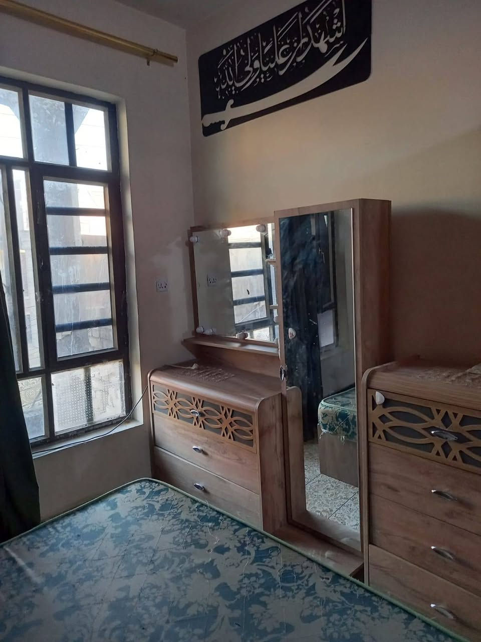 السلام عليكم 
غوفه نوم تركي 6 قطع 
بيها ضرر بسيط يتصلح 
ماخذها بمليون وربع 
اريدها ب350 
مكان شارع الضغط


**إذا كنت صاحب هذا الإعلان وتريد حذفه لأي سبب، رجاءا أرسل رسالة إلى الدعم الفني**