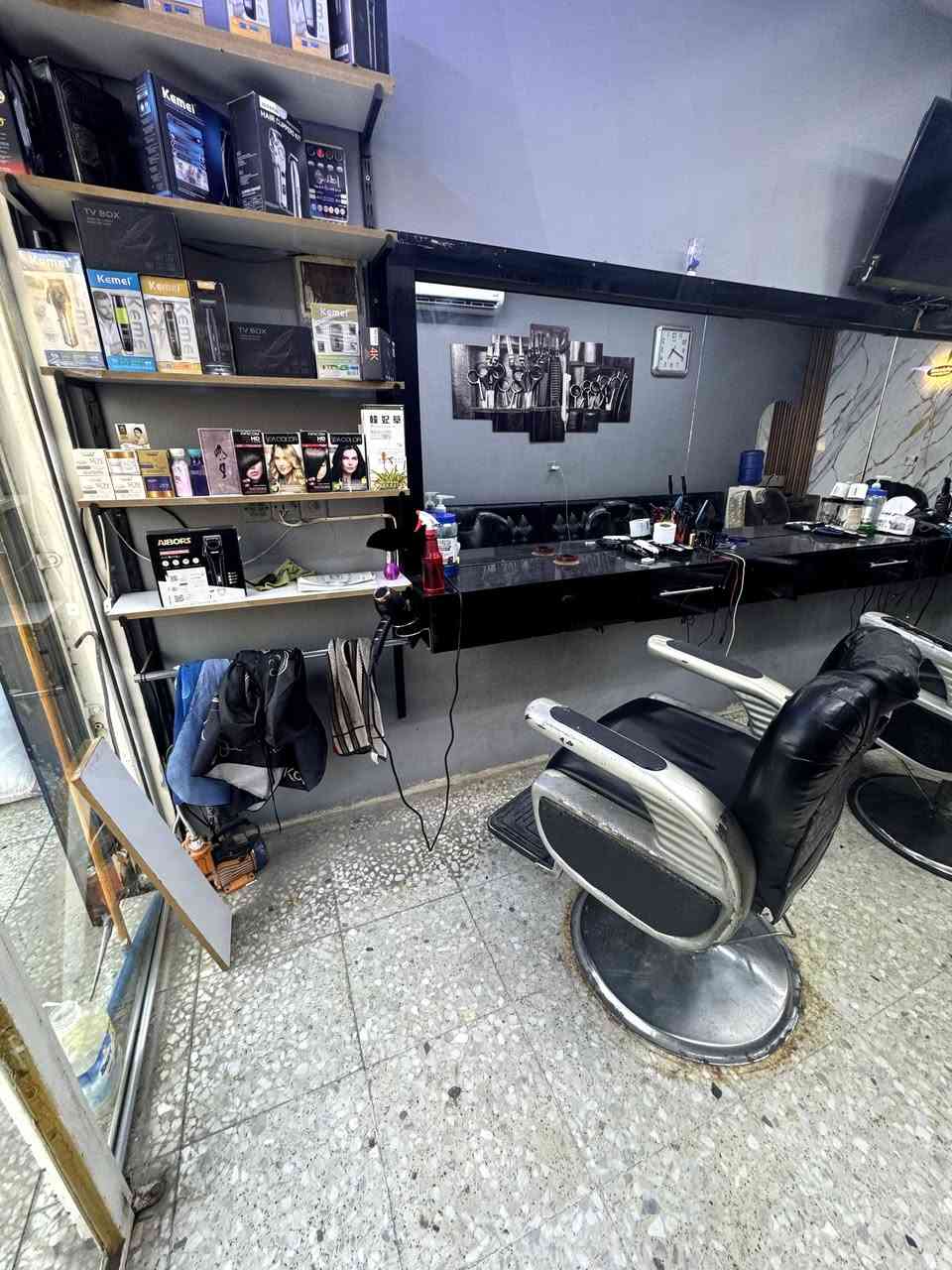 ✂️🔥 محل حلاقة للبيع – شغل جاهز ودخل مضمون 🔥✂️
فرصة ذهبية للي يريد يبدأ مشروعه فوراً بدون تعب وتجهيز 💈
محل حلاقة متكامل وشغال 100% ميّة بالميّة وزبائنه ثابتين.
💈 التفاصيل:
✅ 4 كراسي حلاقة بحالة ممتازة
✅ ديكور حديث ومرتب
✅ أدوات كاملة وجاهزة للعمل
✅ إنارة وتنظيم احترافي
✅ عدد زبائن يومي مستمر
✅ دخل يومي ممتاز
📍 الموقع: بغداد – الشعلة – شارع 60 – مدخل الدوانم
📞 للتواصل واتساب أو فيسبوك: ***********
🔹 سبب البيع: التفرغ لأعمال أخرى
🔹 السعر مناسب وقابل للنقاش للجادين فقط
اللي يدور مشروع جاهز ويبدأ يربح من أول يوم، هاي فرصته 💪🔥
