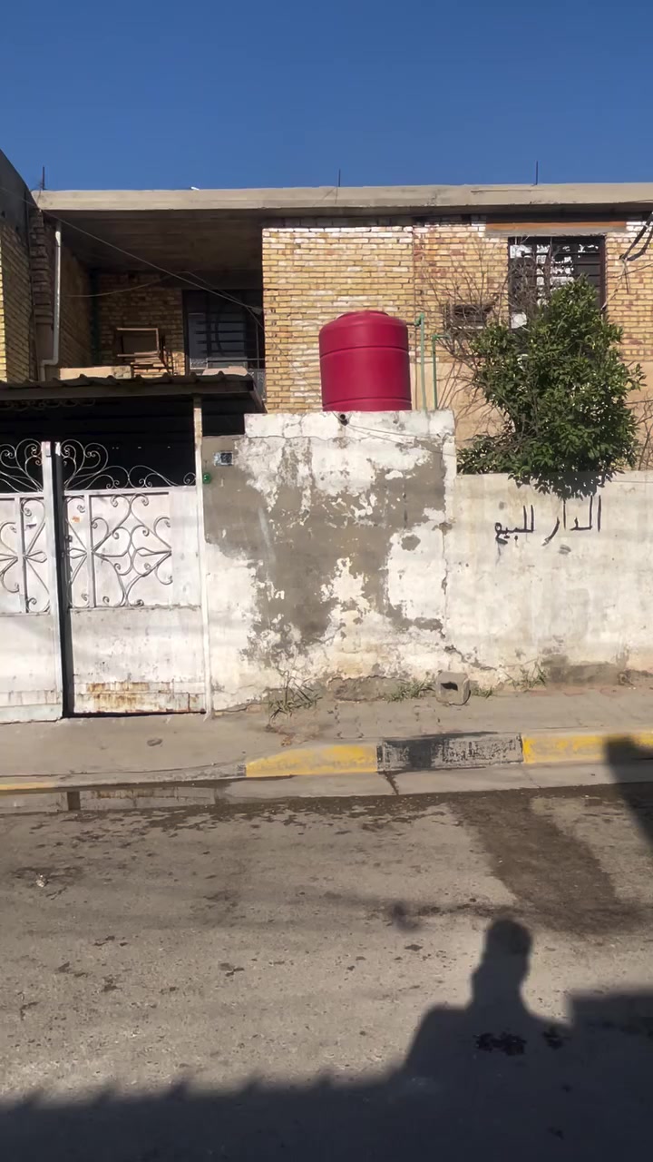 السلام عليكم 
بيت 200 متر  بل10 الف مقابيل قلعة باريس 
طابقين 3غرف نوم فوك وخدمات 
2 غرف نوم جوة وهول واستقبال ومطبخ 
واجهية 10 نزال 20 للاستفسار أكثر اتصال أو مراسلة 
*********** رضا
