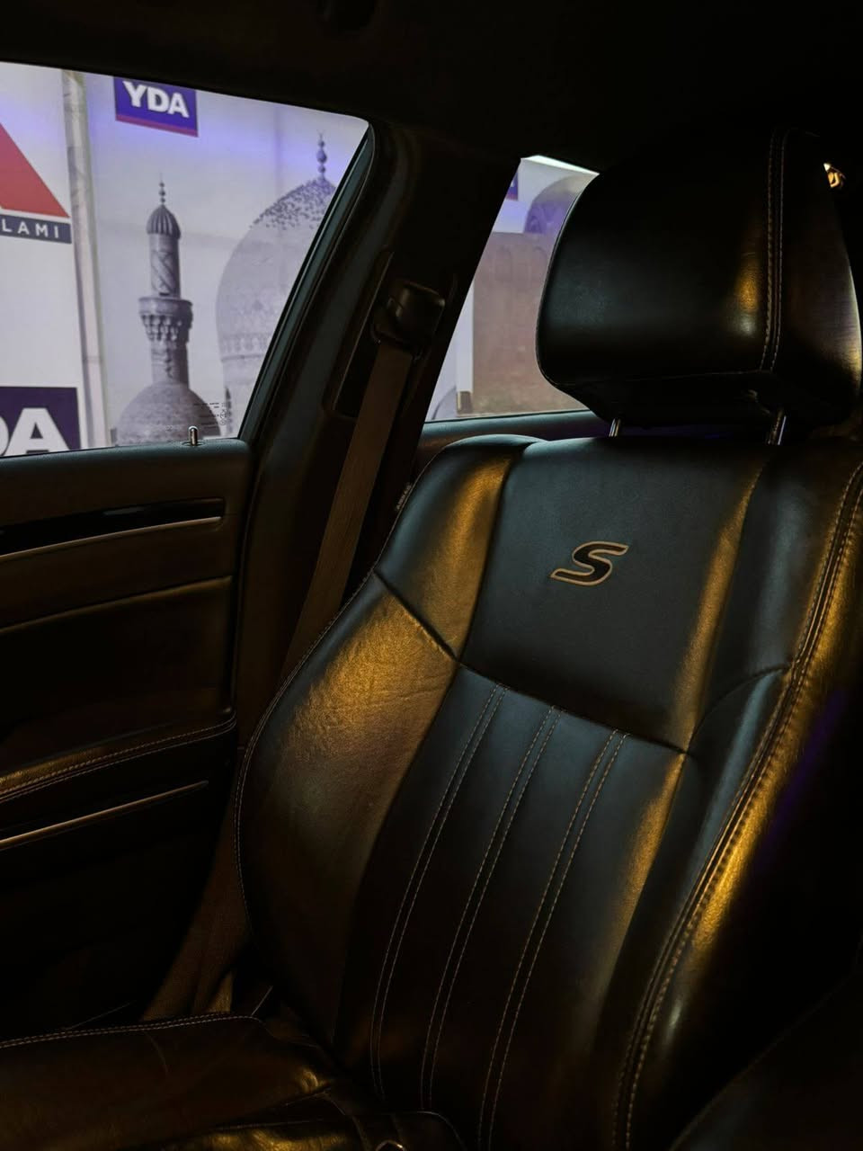 اوباما كرايسلر 2018 اصل 
وارد كندي داخلة كلين تايتل 
مامشتغلة خط استعمال شخصي سنوية بسمي 
مكينة 3,600 ستة سلندر تو ويل 
بالـعراق أنطخ باب السايق والجامرلغ الامامي ثنينهم طخه بسيطه تصلحت صبغ بدون معجون
والبنيد ع كد شبرين مال طابوكة على كدها تصلح 
الايرباكات كلها سليمه رقم اربيل الجديد
هزه وفحص وسنويه كله جديد 
ماشية 261666 تقريباً km
ــــــــــــ
فول مواصفات بدون بنوراما 
فـئة S  اكثر فئة مرغوبه بـ الاوباما
تحكم ستيرن جهتين
شفتات 
شاشة كبيرة  
داخل اسود حفر حرف S بلاد ع الكشنات
الكشنات حضن  
تحكم ستيرن كهربائي 
تدفئة كشنات أمامية   
تشغيل عن بعد 
كامرة خلفية 
سيستم صوت الباين 
 
ويل بلاد حجم 20 الأصلي + تخم تاير جديد  
منظومة زينون LED عالي ناصي أعلى مستوى 
كروز مثبت سرعة  
الـسيارة جاهزة كاملة مكملة من كلشي ماتصرف عليهة ابد
مكينة وگير وأكسل كلة على وضع الشركة وشرط الفحص 
ـــــــــــــــــ
السعر انسب سعر راح تشوفه بهاي النظافة وهذا الموديل 
210 ورقة بيها مجال حك الجيه 
بغداد الكرخ حي الجهاد (الأطباء)
رقمي ***********
