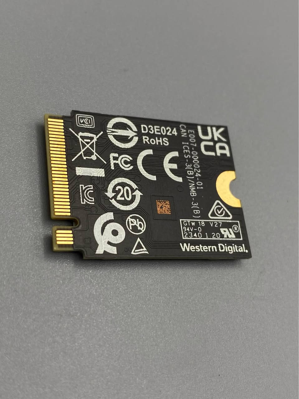 WD SN740 1TB – M.2 NVMe PCIe SSD

🔹 السعة: 1TB 💾
🔹 الواجهة: PCIe Gen4 x4 – NVMe
🔹 الحجم: M.2 2230 (مناسب للأجهزة الصغيرة والـ Handheld)
🔹 سرعة القراءة: تصل حتى 5150MB/s ⚡
🔹 سرعة الكتابة: تصل حتى 4900MB/s
🔹 النوع: 3D NAND Flash
🔹 استهلاك الطاقة: منخفض مع كفاءة عالية 🔋
🔹 التوافق: لابتوبات، Mini PCs، وSteam Deck والأجهزة الداعمة M.2 NVMe
🔹 الأداء: إقلاع سريع، تحميل ألعاب وبرامج بزمن أقل

💡 SSD سريع جدًا بحجم صغير، مثالي للترقيات الحديثة والأجهزة المحمولة عالية الأداء. 

السعر : 150 الف 

متوفر خدمة توصيل 🚚 لكافة أنحاء العراق  🇮🇶 ￼ بغداد, العراق


**إذا كنت صاحب هذا الإعلان وتريد حذفه لأي سبب، رجاءا أرسل رسالة إلى الدعم الفني**