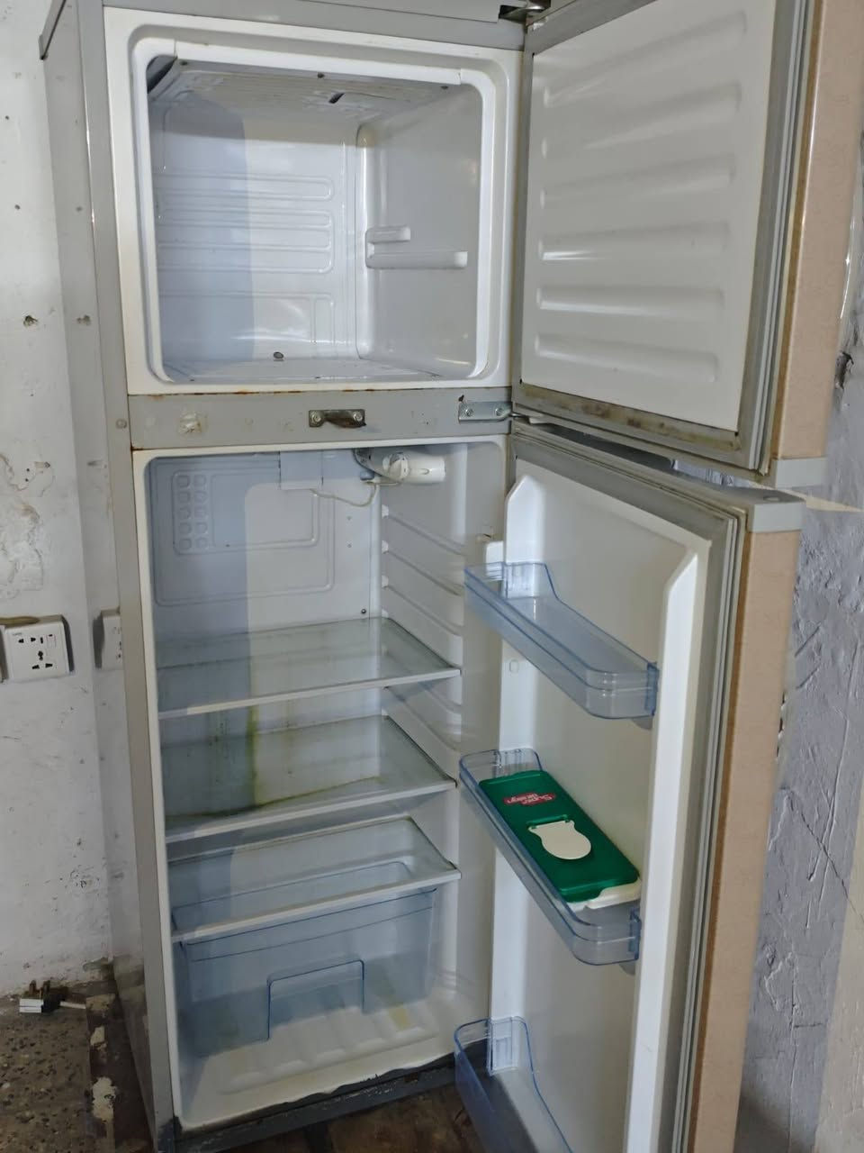 ثلاجة مستعملة ١٢٥ الف العنوان مدينة الصدر ***********
