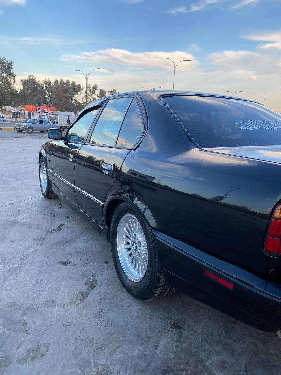 السلام عليكم سياره بي ام 540  v8 اصل  موديل 93 مكينه وكير شرط جدد فول بس كير عادي مصبوغه جماليه جديد اسود ملكي غرفه صاج جديده ويه الارضيه  اربع جامات كهرب منضومه تبريد كلها جديده تبريد قطعتين ثلج ❄ تدفئه نار 🔥طخم امامي وخلفي كلو جديد طخم تاير 
جديد وايرمنيه كلها شرط شغاله مابيها شي مايشتغل رقم وسنويه مشروع وطني جديد 2029 شرط التحويل سياره ترايك للبصره جاهزه مابيها نقص السعر 71   ورقه وبيها مجال للشراي للستفسار الاتصال على الارقم ***********
*********** مكاني موصل حي البكر
