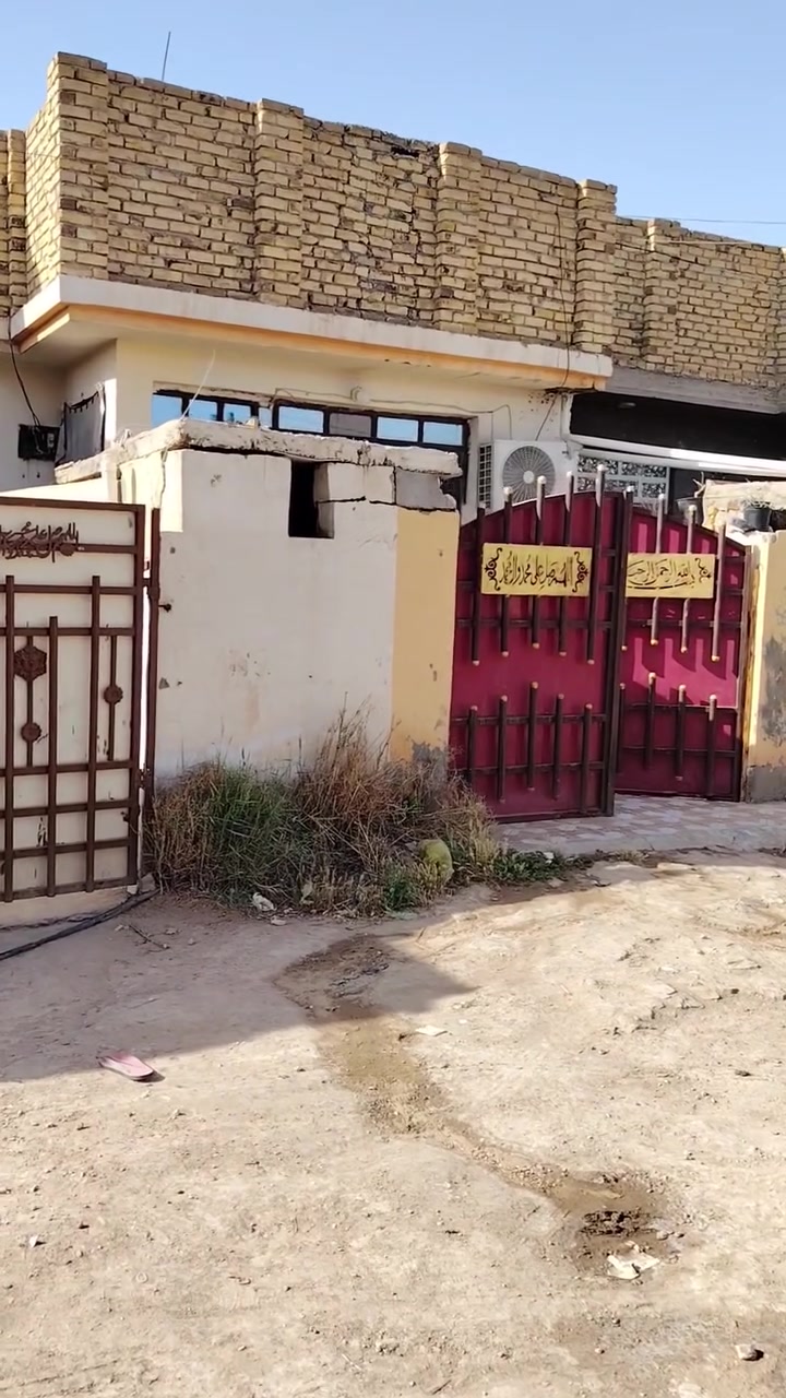 السلام عليكم بيت 100 متر طولاني يحتوي صاله كبيره + هول + مطبخ + غرفه فوق ارضيه نظيفه جدران جدران نظيفه سقوط ثانويه بناء طابوك السقف صف عنوانه ورديه خارج خط النفط قرب أسواق ابو سلام السعر 32 متواجد خط واتساب ***********

