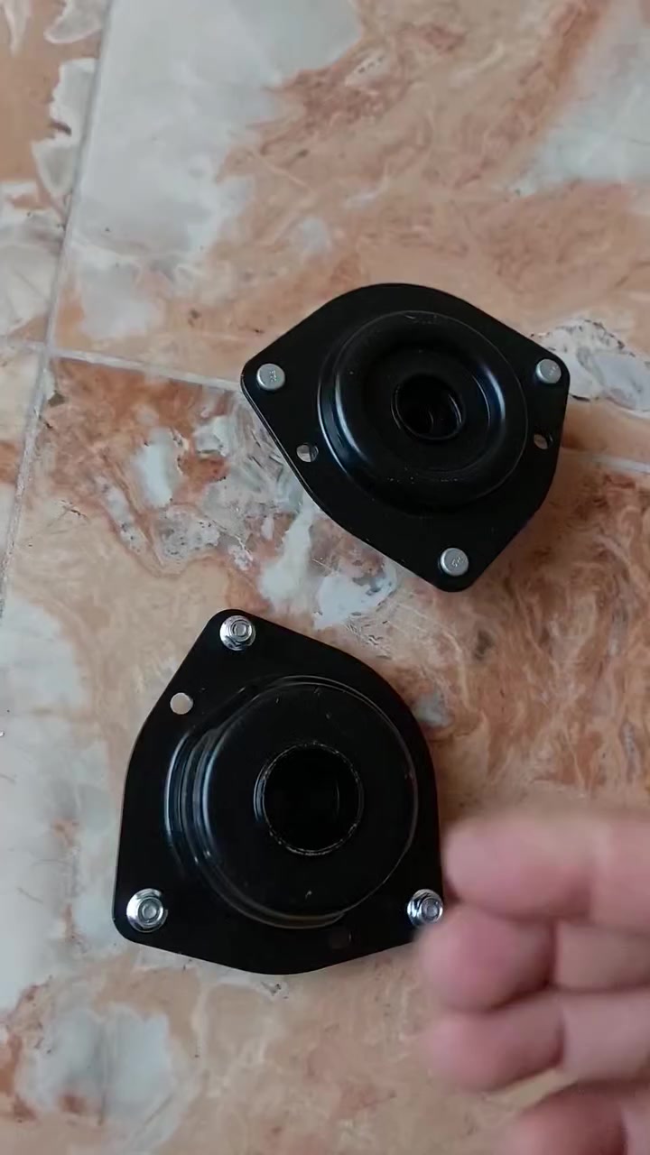 السلام عليكم.  قواعد دبل لسيارات كلايزر7راكب وكرفان لموديلات 91_95 96_2000 2001_2007. سعر القطعة الواحدة 25الف.كما يوجد توصيل لجميع محافظات العراق وتساب او اتصال ***********
