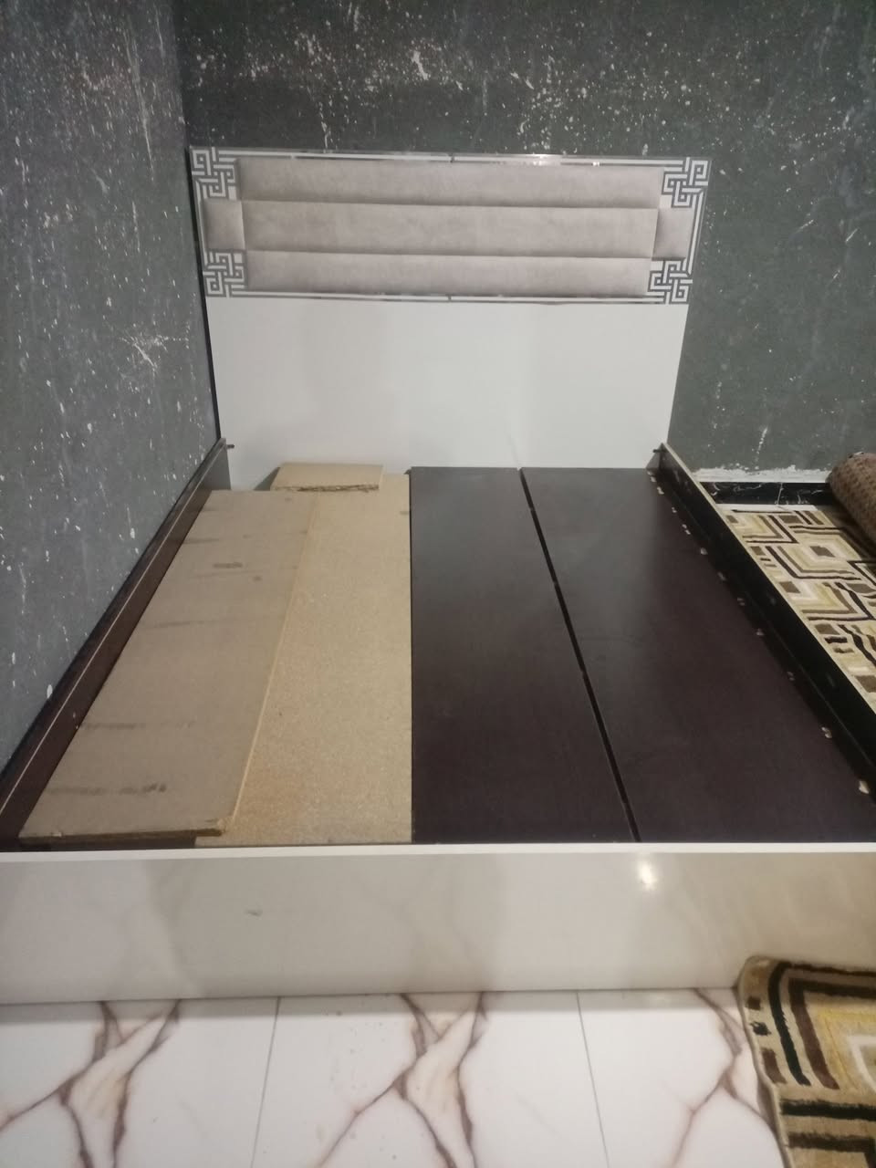 سرير نفرين تركي سعر 90.الف الاستفسار على خاص او الاتصال ***********عنوان واسط الصويره حي الشهداء
