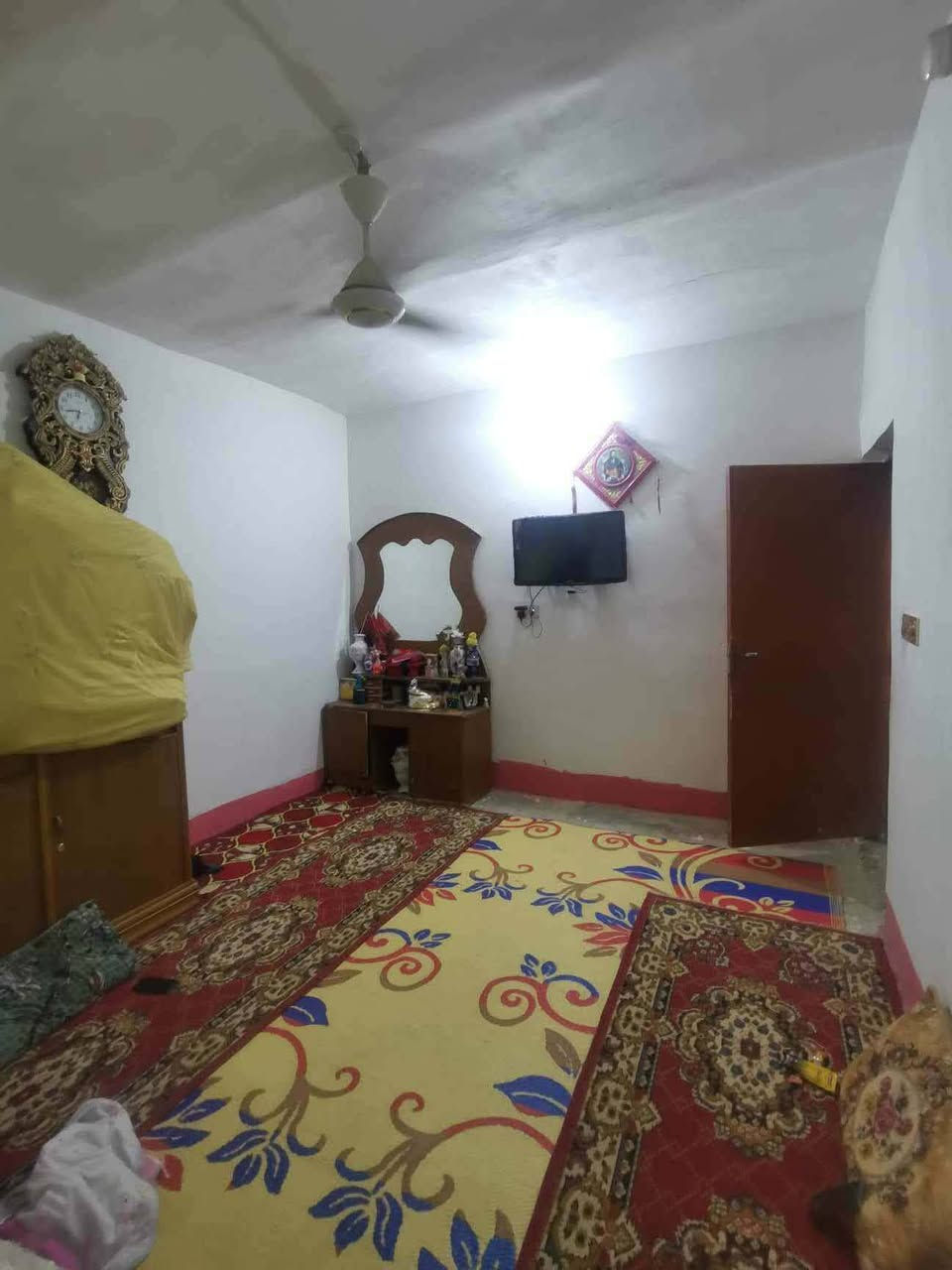 خمسينات اثنين 50مبني بها صاله وغرفه كبيره ومطبخ ومكشوفه وتشاريف وحمام كهرباء اربع خطوط وال 50 الثانيه عرصه تنباع الميه كلها سعرها ب 17 ركن بشارع المطار القديم  قرب اسواق الامير ***********
