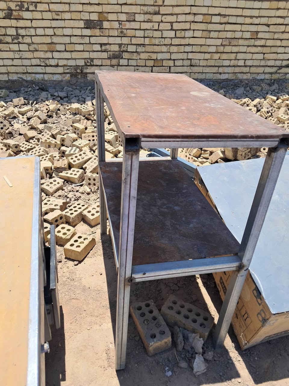 للبيع  ***********
ميز مكتب  مع كرسي 
ميز عرض 
رفوف محل 53 رف كاملات
