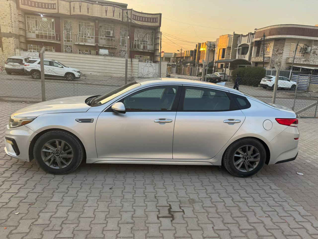 للبيع كيا اوبتما :-
1. الموديل 2020 وارد امركي حادث السيارة بنيد ودعامية فقد بدون بدنة 
2. اللون سلفر 
3. رقم اربيل بأسمي سنوية وهزة قبل شهرين 
4. تبديل دعامية نفس اللون
5.  تبديل وصبغ البنيد فقط
6. محرك 2400 جي دي اي
7. ماشية 81 الف ميل 
8. رادار تحديد مسار
9. تخم تاير جديد تايلندي
بيها شخط بلجاملغ الي خلف السايق وبيها طخة بسيطة عكس السايق ممصلح باقي التفاصيل واضحة بالسونار وصور الحادث 
السعر 135$ وبيهة مجال بسيط للاستفسار اتصل واتساب 
مكان السيارة بغداد الجديدة
0770 254 9778
