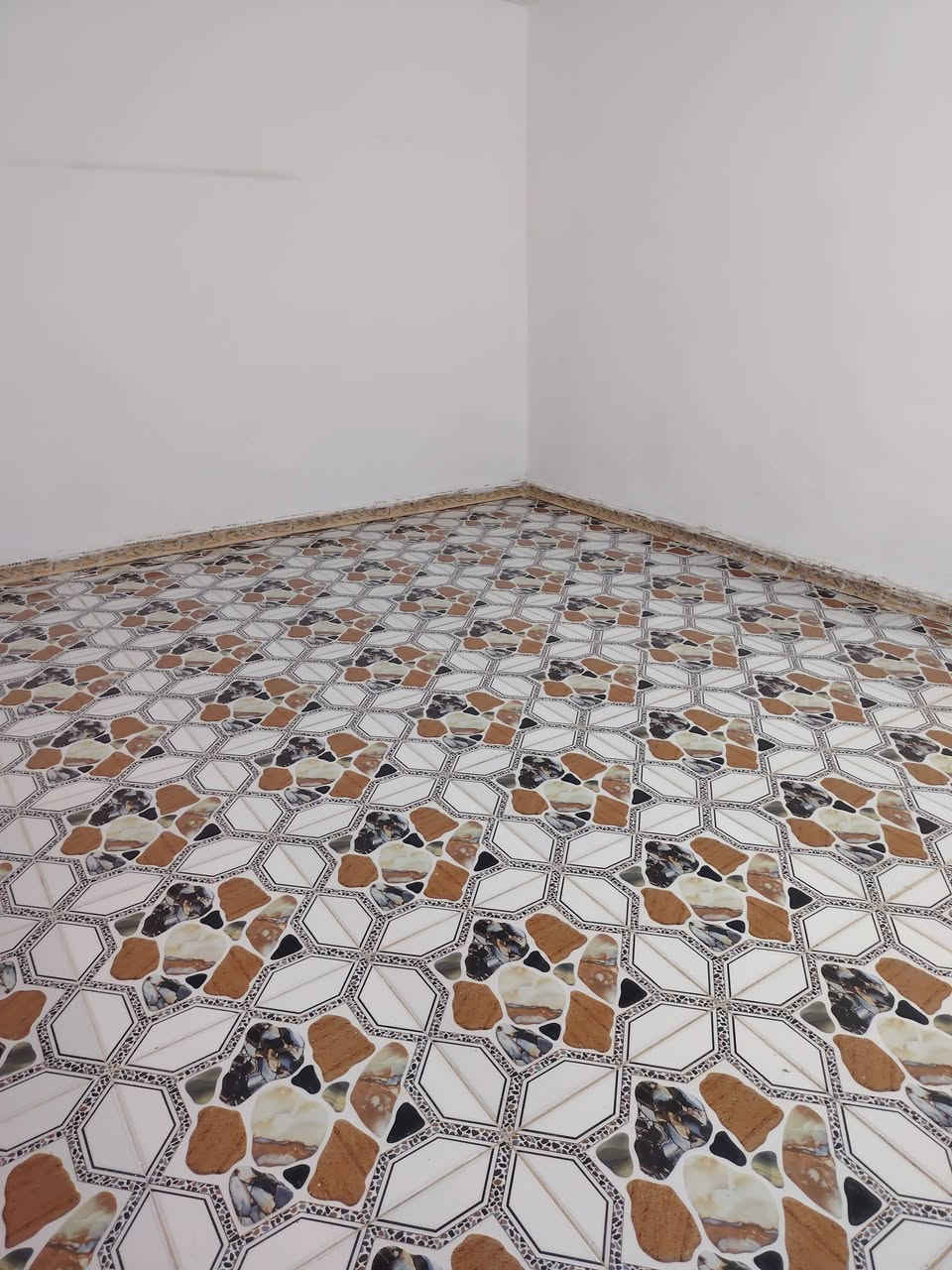 بيت للأيجار حي العسكري خلف المستوصف مساحه ٣٠٠ متر يحتوي عله ٣ غرف وصاله وحمامات داخليه وخارجيه مع الحوش الخارجي مساحته كلش جبيره سعر الايجار ٢٥٠ قفل للأتصال ***********
