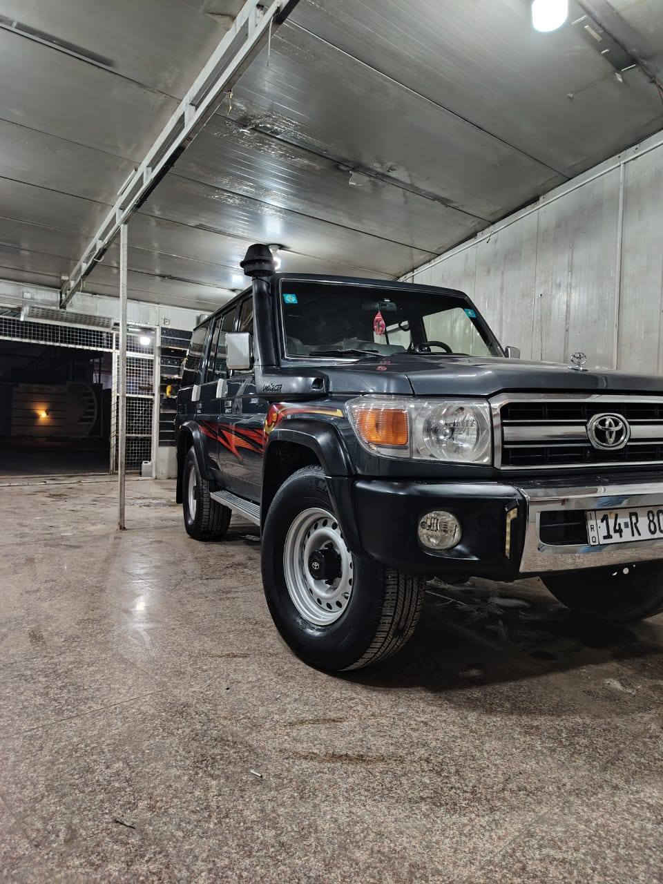 السلام عليكم لاندكروزر حوثيه موديل ١٩٩٢ا لسياره جاهزه
ومصروف عليها كامله  كير عادي محرك كازز تويوتا ابلادي جديد  سلايد رووف تخم تاير جديد كهربائيات كلها شغاله
تبريد داخل جديد جدا التنته مغلفه كنتاره اسود مصبوغه عام جماليه فقط  حداديه أمامي وخلفي جديد المكان بغداد حي الجهاد للاستفسار الاتصال *********** السعر اتصل او راسلني خاص  سياره بسمي شرط تحويل
