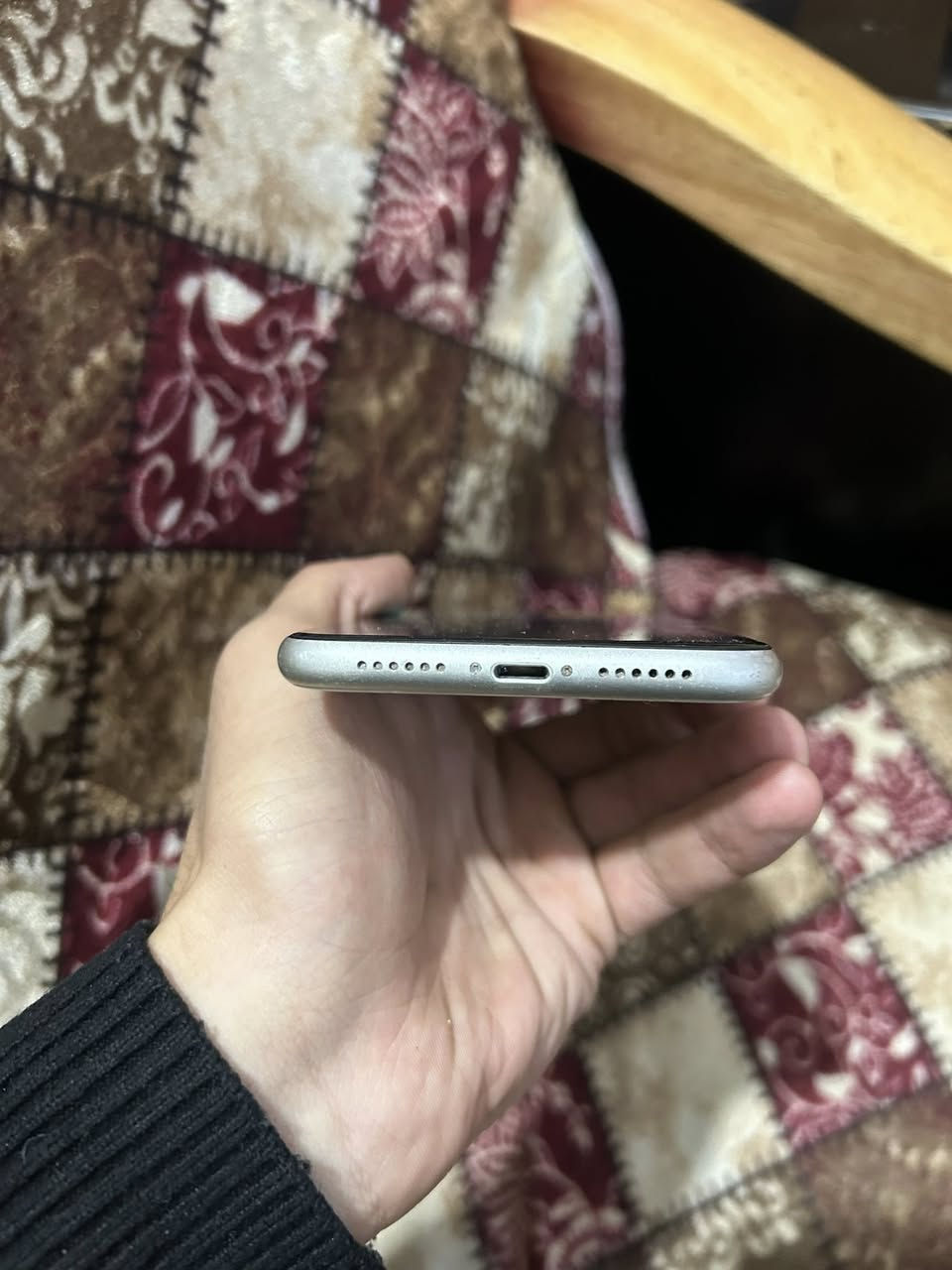ايفون 11 عادي  128g  ممفتوح بطارية 71 والضهر مكسور  سعر 220 وبي مجال***********
