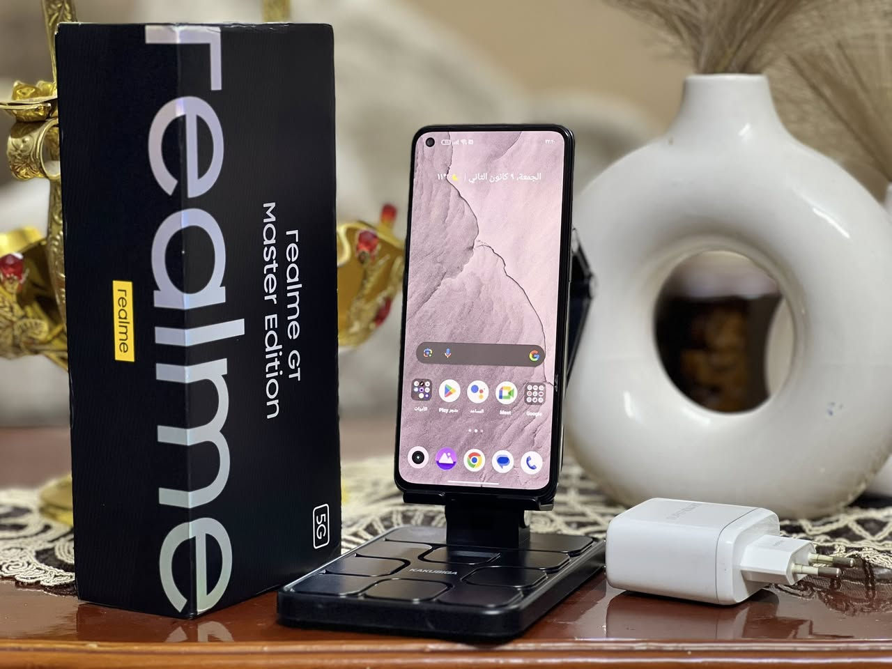 � جوال realme GT Master Edition – أداء قوي وتصميم أنيق 🔥
إذا كنت تبحث عن هاتف يجمع بين القوة، السلاسة، والتصميم العصري، فإن realme GT Master Edition هو خيارك المثالي.

📱 
التصميم

 • تصميم مميز وخفيف الوزن
 • سمك نحيف ومريح في اليد
 • وزن يقارب 174 غرام

🖥 
الشاشة

 • نوع الشاشة: Super AMOLED
 • المقاس: 6.43 إنش
 • الدقة: FHD+ (1080 × 2400)
 • معدل التحديث: 120Hz لسلاسة فائقة
 • حماية: Corning Gorilla Glass

⚙ 
المعالج والأداء

 • المعالج: Qualcomm Snapdragon 778G
 • تقنية تصنيع 6 نانومتر
 • أداء قوي للألعاب والتطبيقات الثقيلة
 • معالج رسومي: Adreno 642L

💾 
الذاكرة والتخزين

 • RAM: 6 / 8 جيجابايت
 • التخزين الداخلي: / 256 جيجابايت
 • نوع الذاكرة: UFS 2.2
 • يدعم توسيع الذاكرة الافتراضية (Dynamic RAM)

📸 
الكاميرات

الكاميرا الخلفية الثلاثية:

 • 64 ميجابكسل (أساسية)
 • 8 ميجابكسل (واسعة)
 • 2 ميجابكسل (ماكرو)

مميزات التصوير:

 • تصوير فيديو 4K
 • HDR
 • وضع الليل

الكاميرا الأمامية:

 • 32 ميجابكسل
 • تصوير سيلفي عالي الدقة

🔋 
البطارية والشحن

 • السعة: 4300 مللي أمبير
 • شحن سريع 65 واط SuperDart
 • يشحن 100% خلال حوالي 33 دقيقة

📡 
الاتصال والمزايا

 • يدعم 5G
 • Wi-Fi وBluetooth 5.2
 • بصمة شاشة سريعة
 • سماعات ستيريو
 • نظام التشغيل: Android مع واجهة realme UI

✅ 
الخلاصة

✨ realme GT Master Edition يقدم:

 • شاشة 120Hz مذهلة
 • معالج قوي من الفئة المتوسطة العليا
 • شحن فائق السرعة
 • كاميرات ممتازة مقابل السعر

للتواصل معي في الخاص او على الرقم ***********

📦 خيار مثالي لمن يريد أداء قوي وسعر مناف
