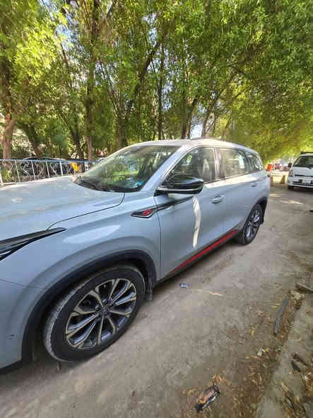 السلام عليكم 
شانجان CS75 
لون: سمنتي 
مديل: 2022
عدد المقاعد:5
عدد مسافه: 120km
صبغ باب الصدر موجود صورة الحادث فقط 
الهاتف : ***********
