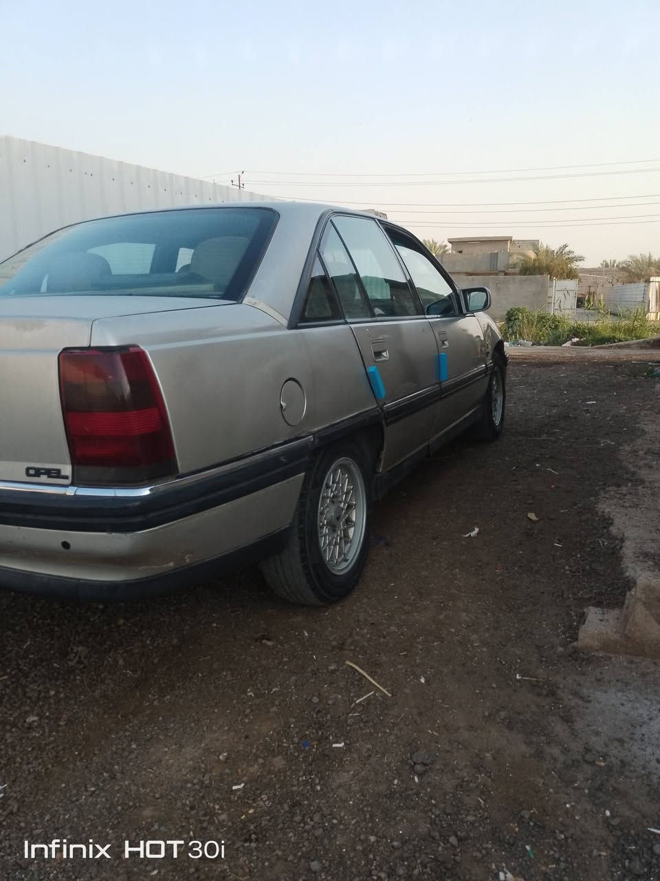 سلام عليكم أوبل اوميجا للبيع 
موديل ١٩٩٣ 
سياره بدون ضربه +بدون صبغ عل بلاد +كير اوتماتيك كهربائي +رقم انكليزي بغداد ولا ربع غرامه عليهه 
تخم تايرات جديد 
جام كهربائي 
صدر جديد 
بدون تبريد جان موجود بس وخرته
السعر ٣٧وبيهه مجال 
العنوان /بغداد/ التاجي/   ***********
