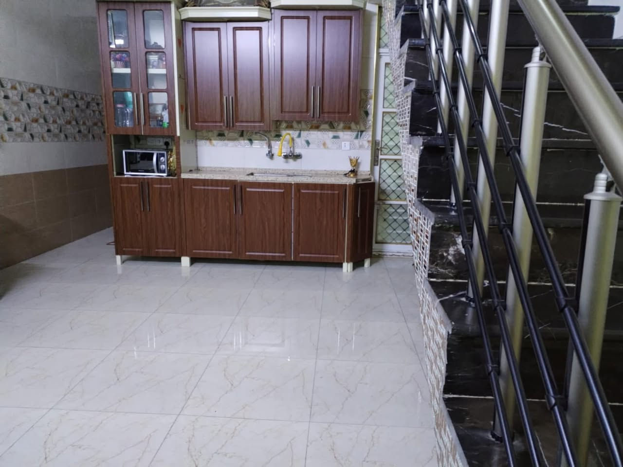 بيت للبيع

100 متر 

واجهة 5 

النزال 20

🔴الطابق الاول : مدخلين يحتوي على ممر و استقبال و ساحة درج وغرفة نوم  و منور  وحمام وتواليت بالكراج 

🔴الطابق الثاني: يحتوي على 2 غرف  كبار و صاله 

و حمام 

🔴و الطابق الثالث غرفه جبيره وحمام وصاله وسطح

البيت بناء جديد كامل مكمل

العنوان الامين الثانيه قرب شبكة الكهرباء الثانيه خلف مطعم الجوعان بالضبط

للتواصل ***********
